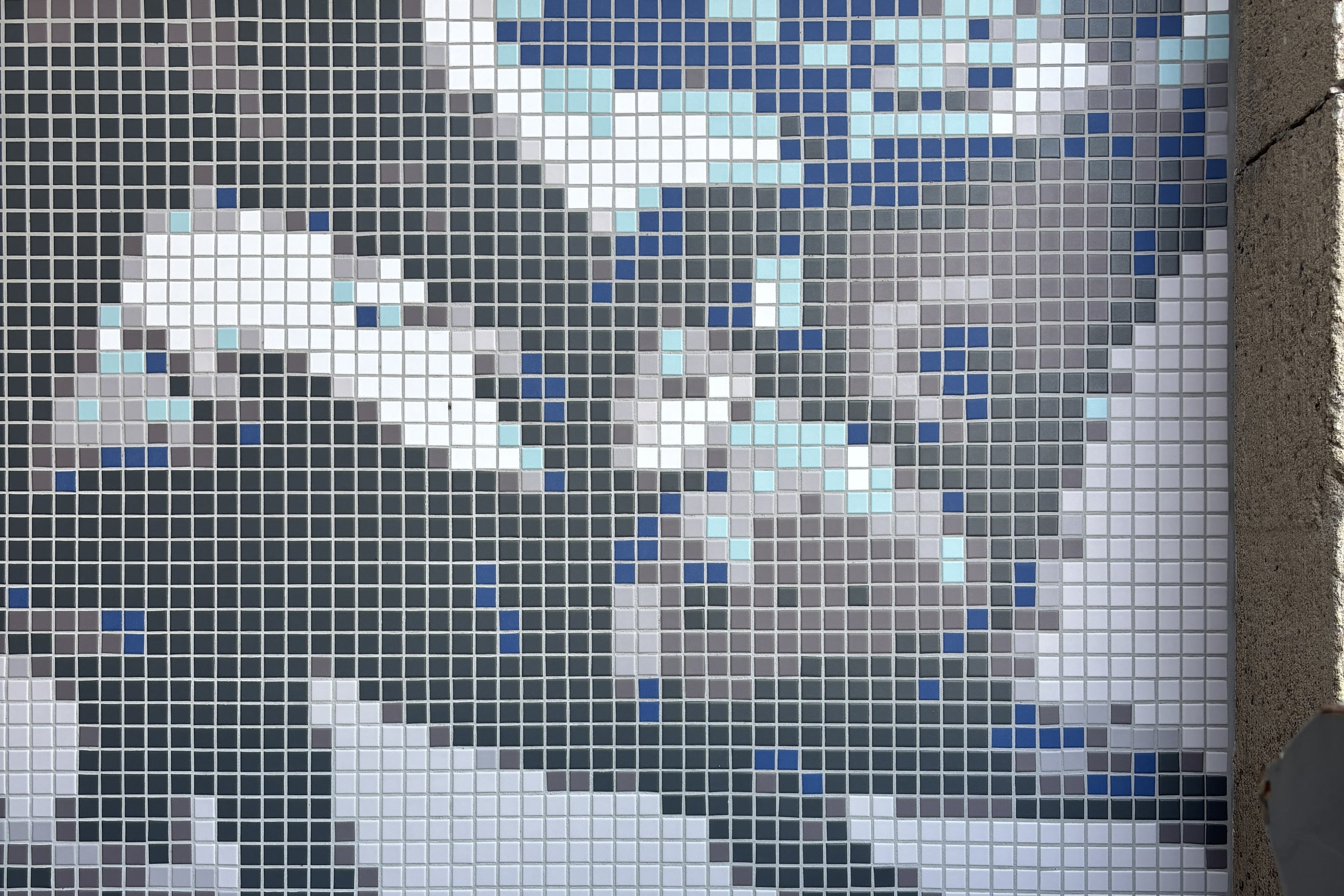 Detailbild Mosaik mit Bezug zum Sport im Olympiastadion.