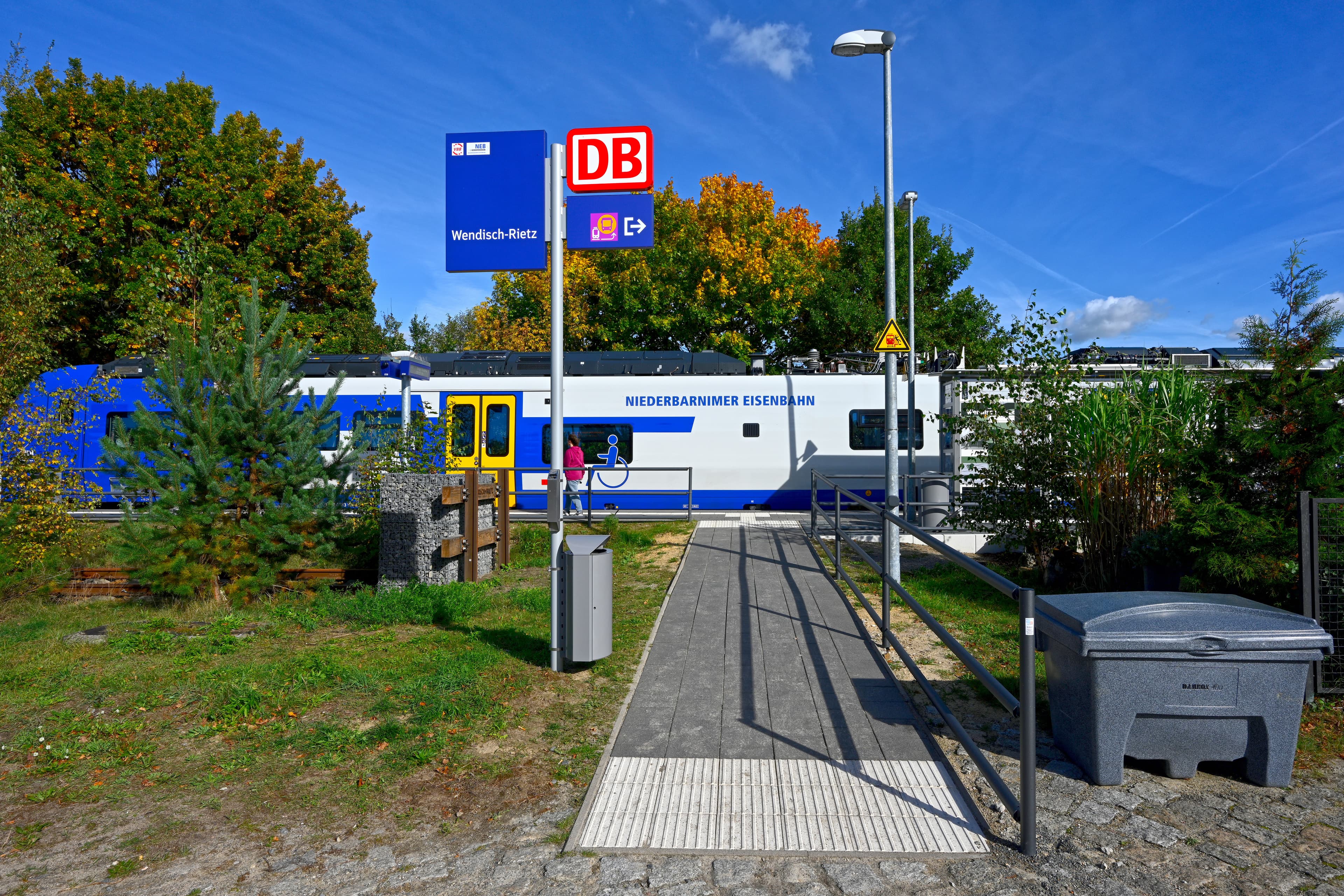 Ein Zug der Niederbarnimer Eisenbahn hält an der modernisierten Station Wendisch-Rietz.