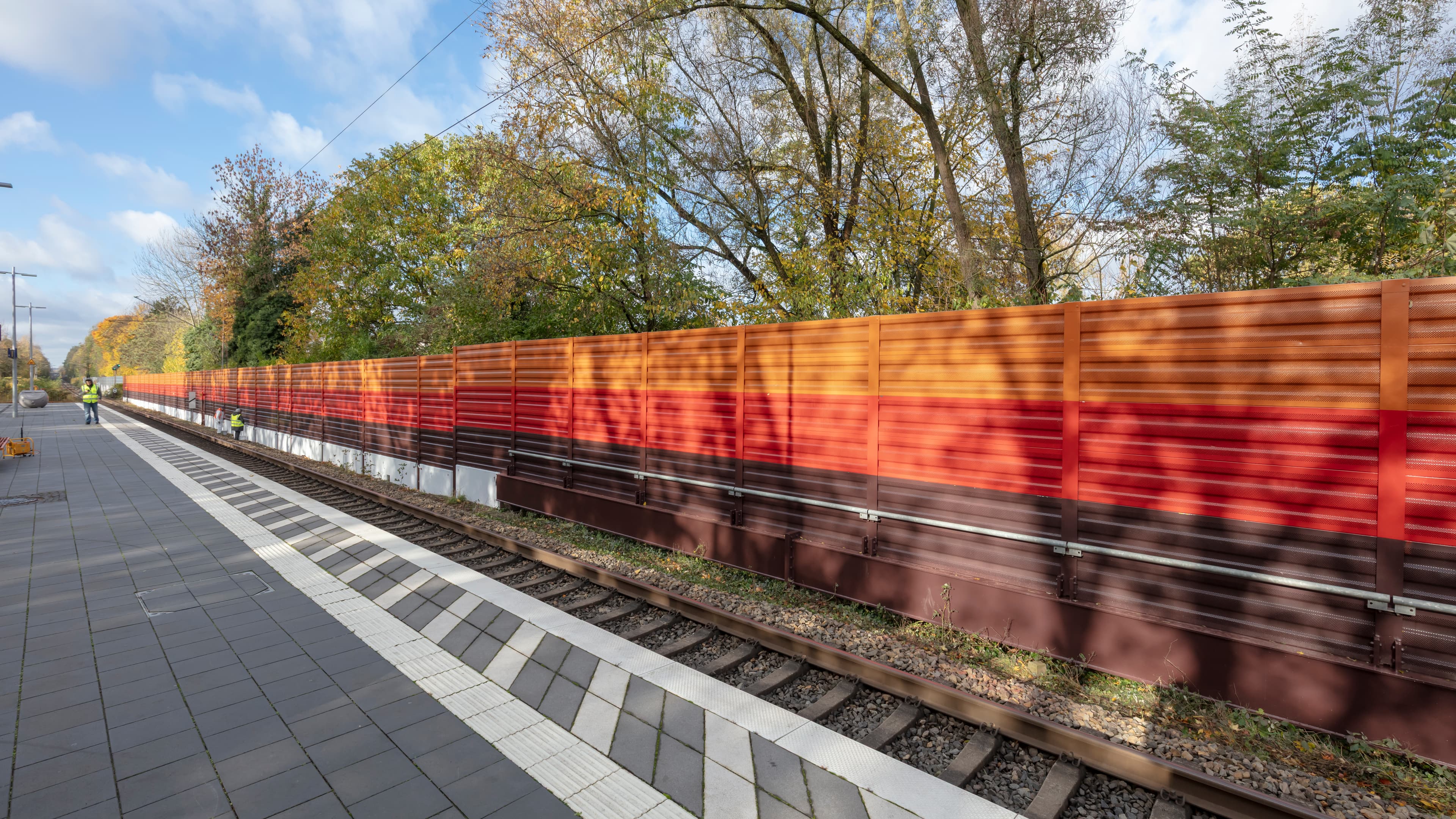 Bei der farbenfrohen Gestaltung der Lärmschutzwand wurde die Farbwelt des Weltkulturerbes Zeche Zollverein aufgegriffen.