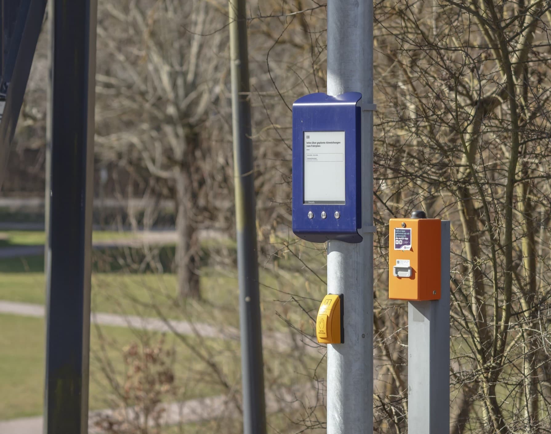 Detailaufnahme Digitaler Aushang Baukommunikation (DAB) an einem Metallmast.