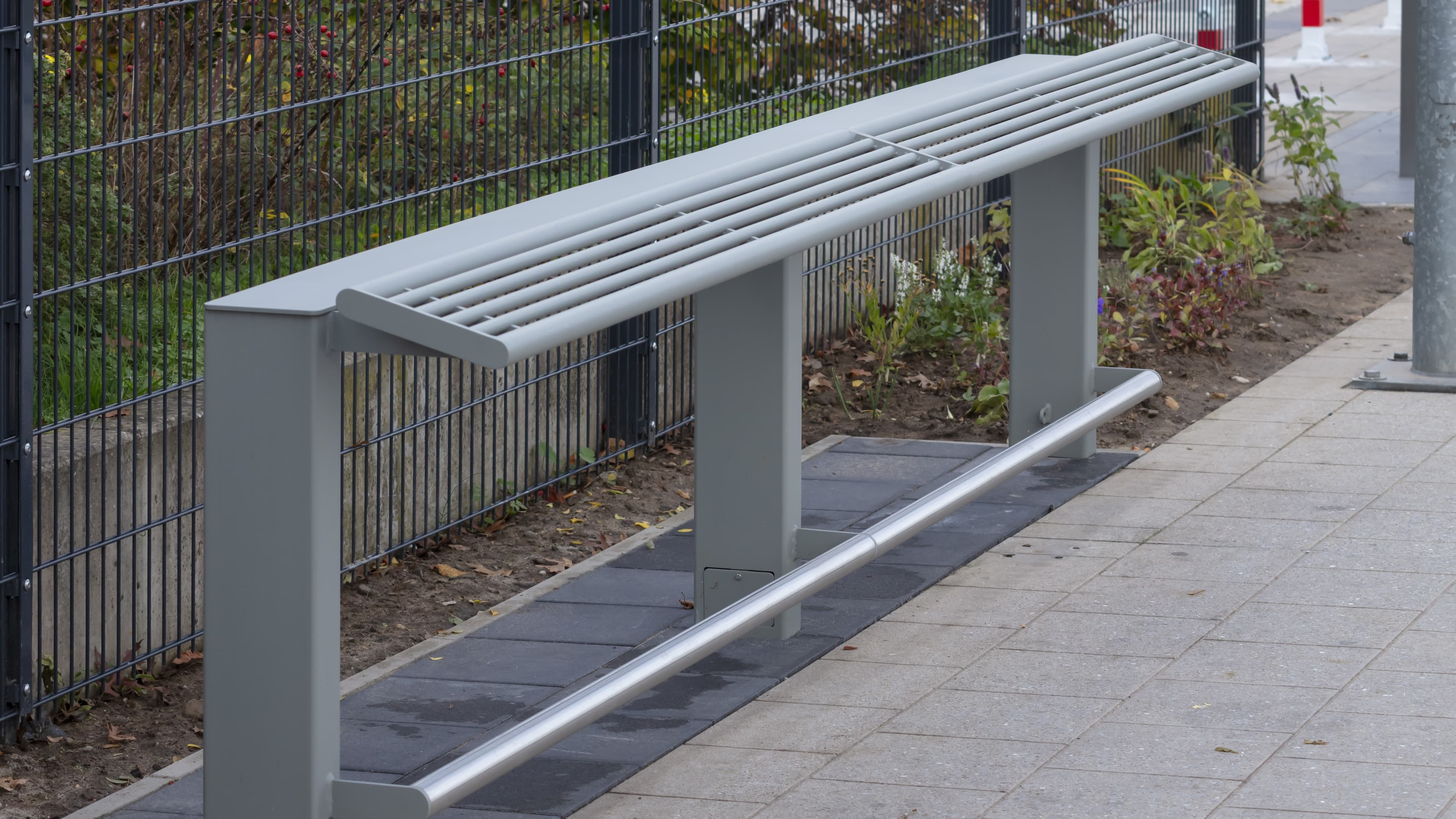 Neben den Sitzgelegenheiten wurde auch eine Anlehnmöglichkeit am Zukunftsbahnhof Borken (Westf) integriert. 