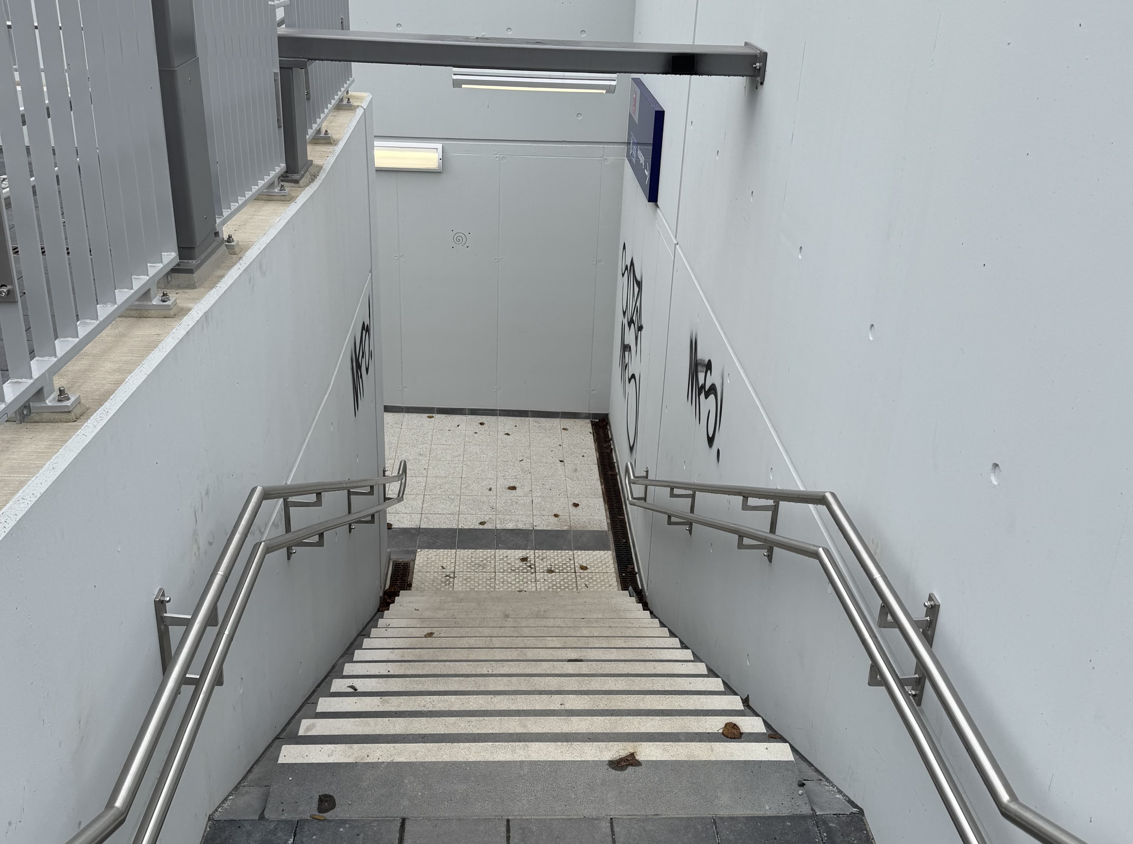 Die Wände an der Treppenanlage zur Personenunterführung vor der Neugestaltung.