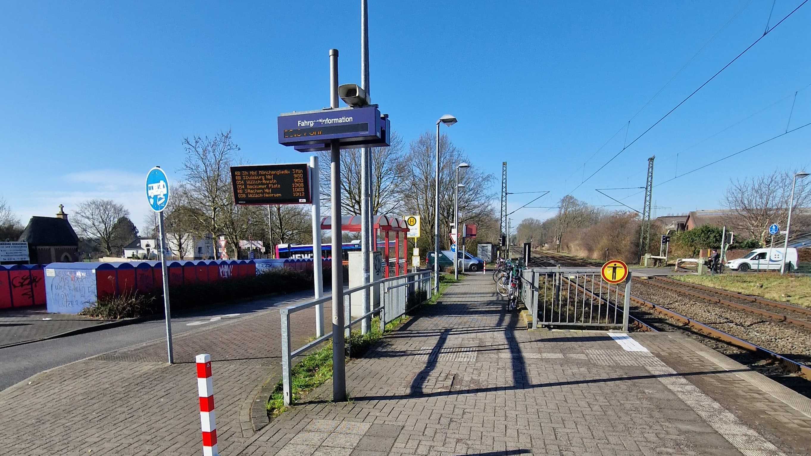 Blick auf Fahrgastinformation und einen Fußgängerweg.