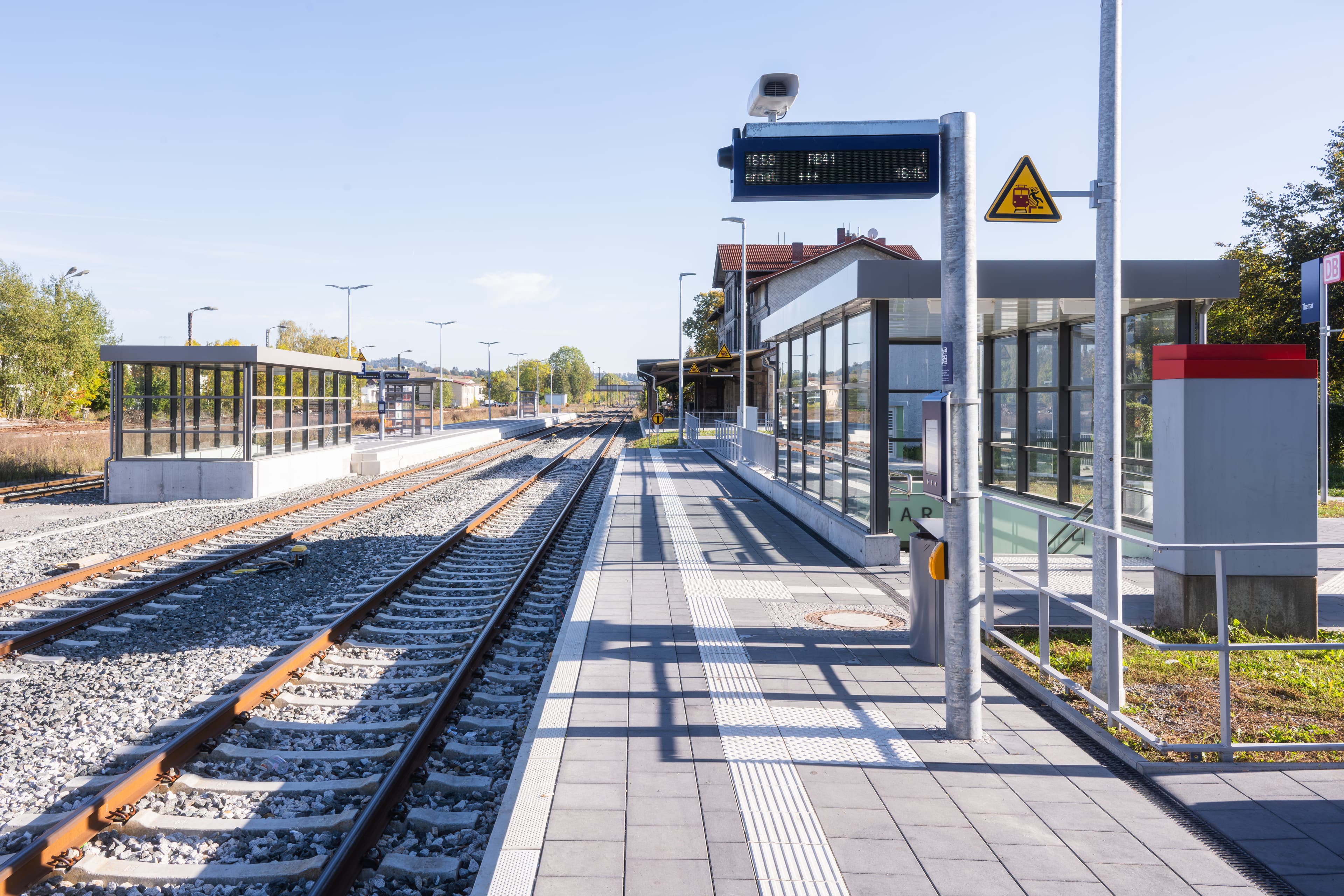 Ein Zugzielanzeiger am Bahnsteig.