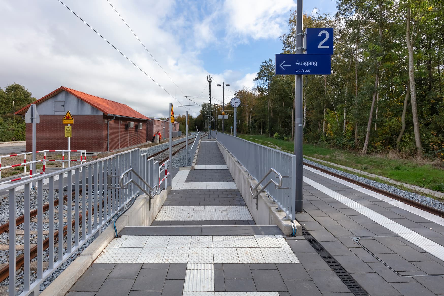 Bahnsteigzugang mit taktilem Leitsystem und neuer Beschilderung am Bahnhof Tönning