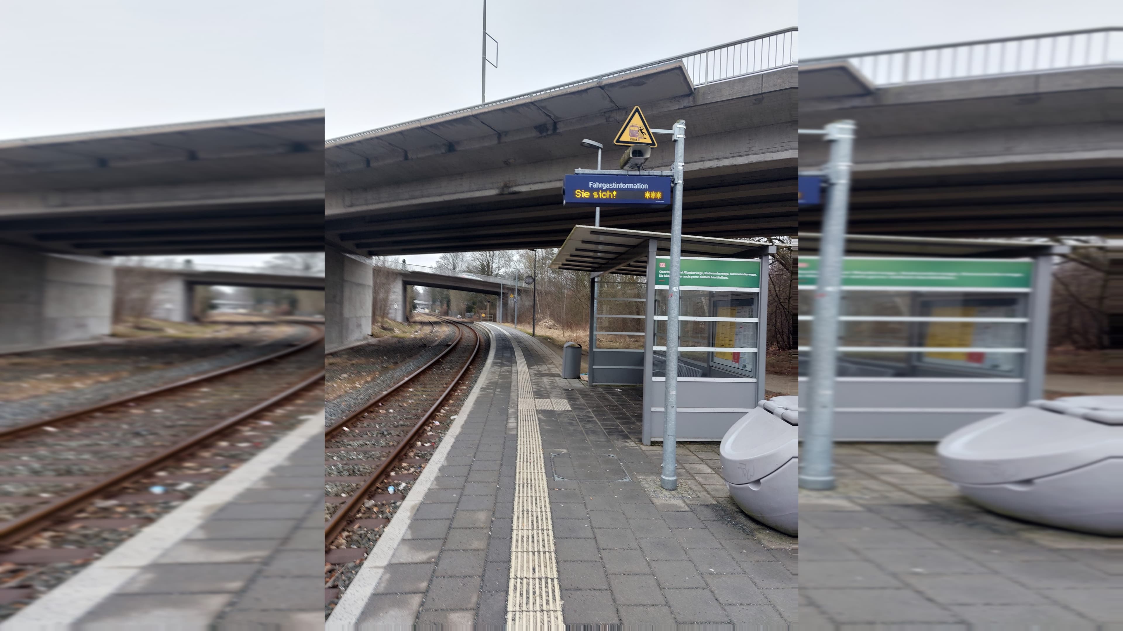 Alter Bahnsteig, Wetterschutzhäuschen und Zugzielanzeiger am Bahnsteig.