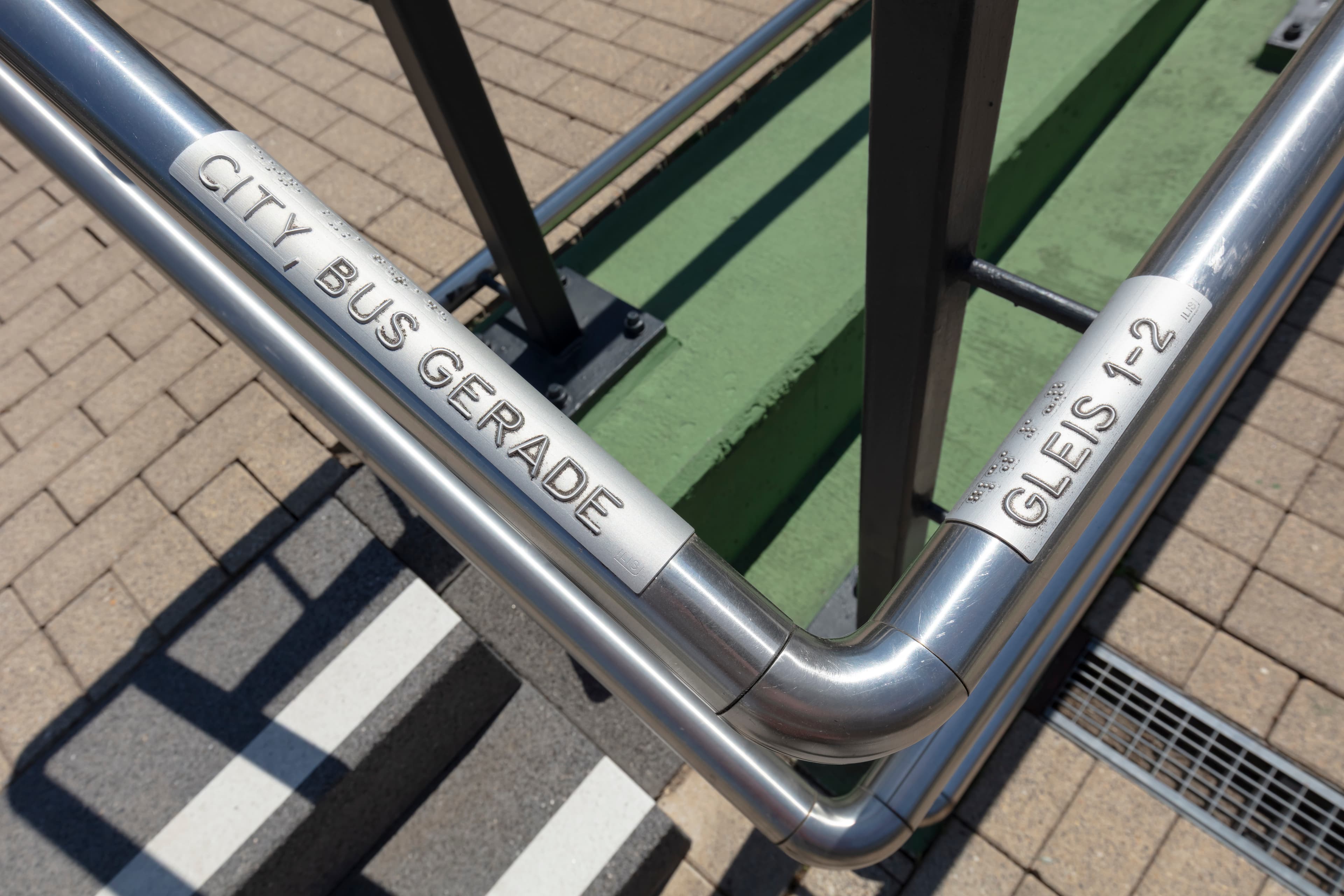 Taktile Handlaufschilder am Geländer.
