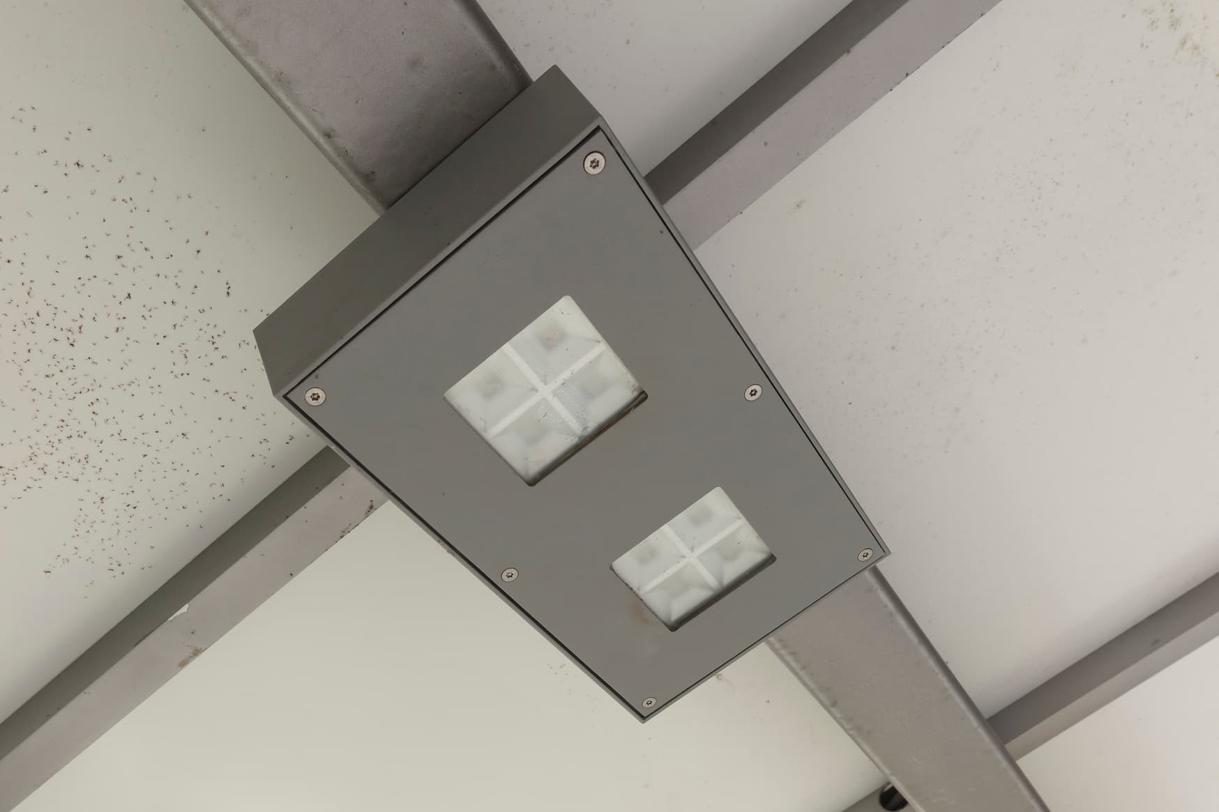 Detailaufnahme der LED-Beleuchtung im Wetterschutzhaus.