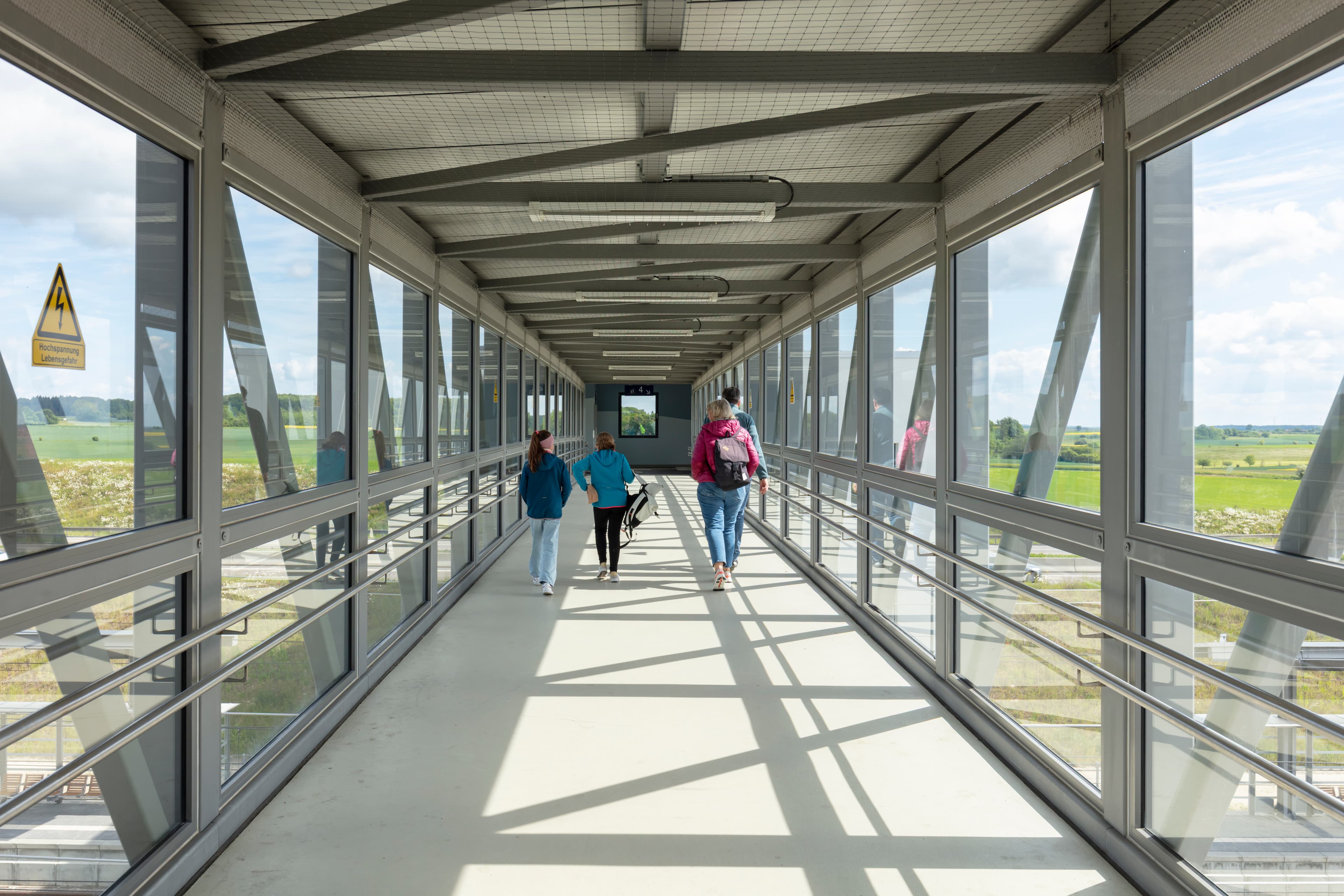 Die aufgewertete Personenüberführung ist hell und übersichtlich