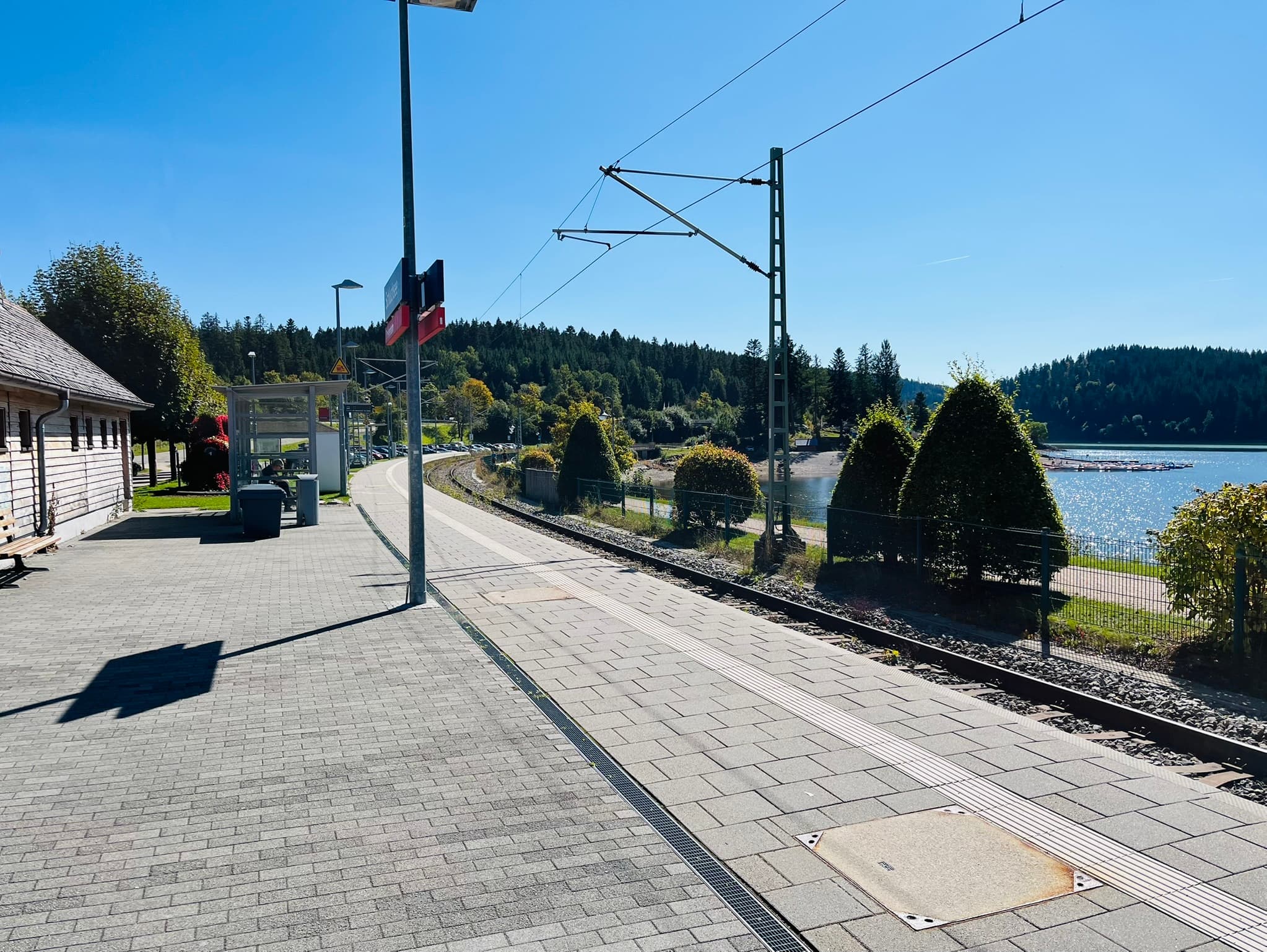 Bahnsteig mit neuen Abfallbehältern