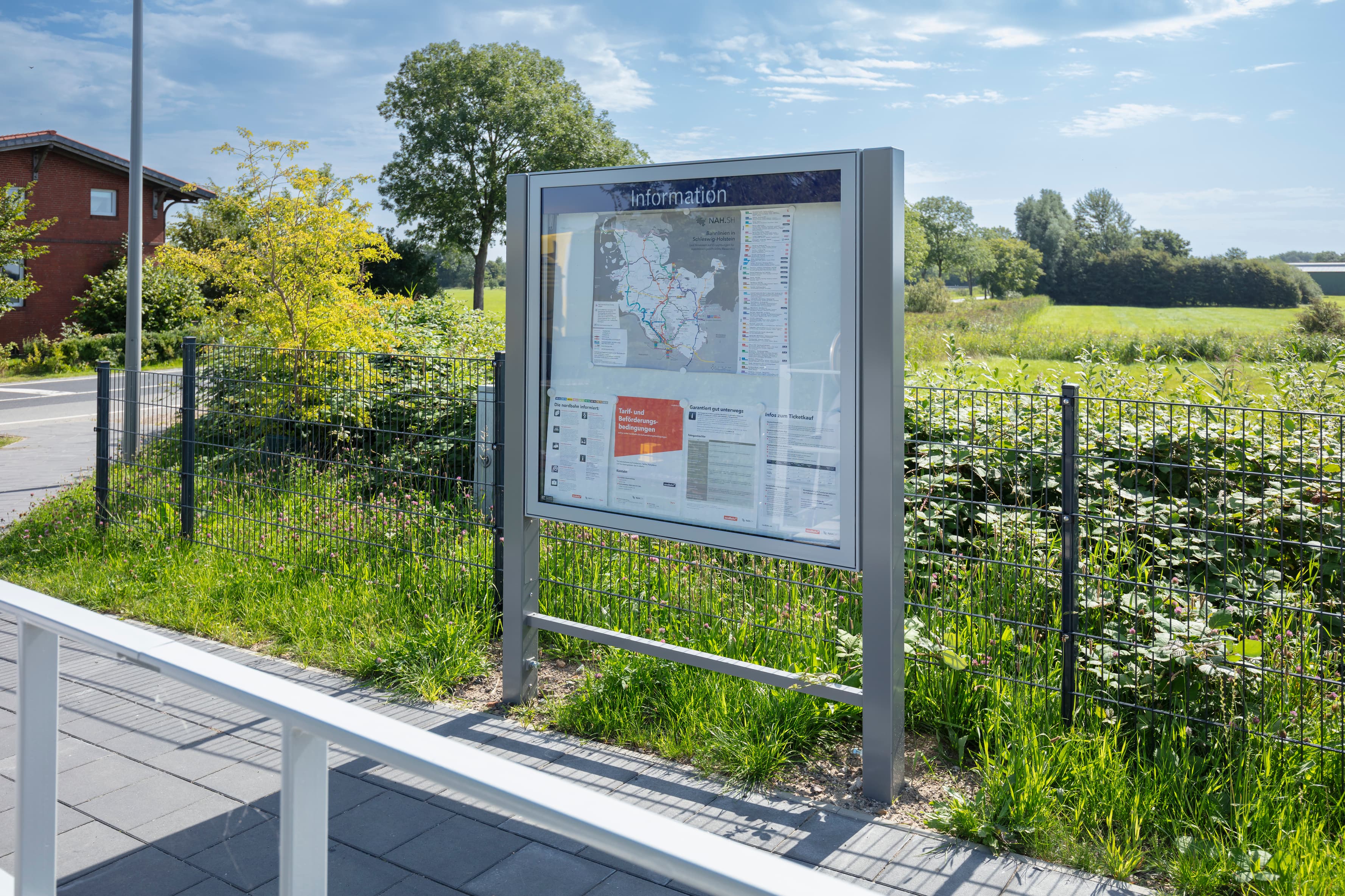 Die neue Vitrine an der Zuwegung zum Bahnsteig.