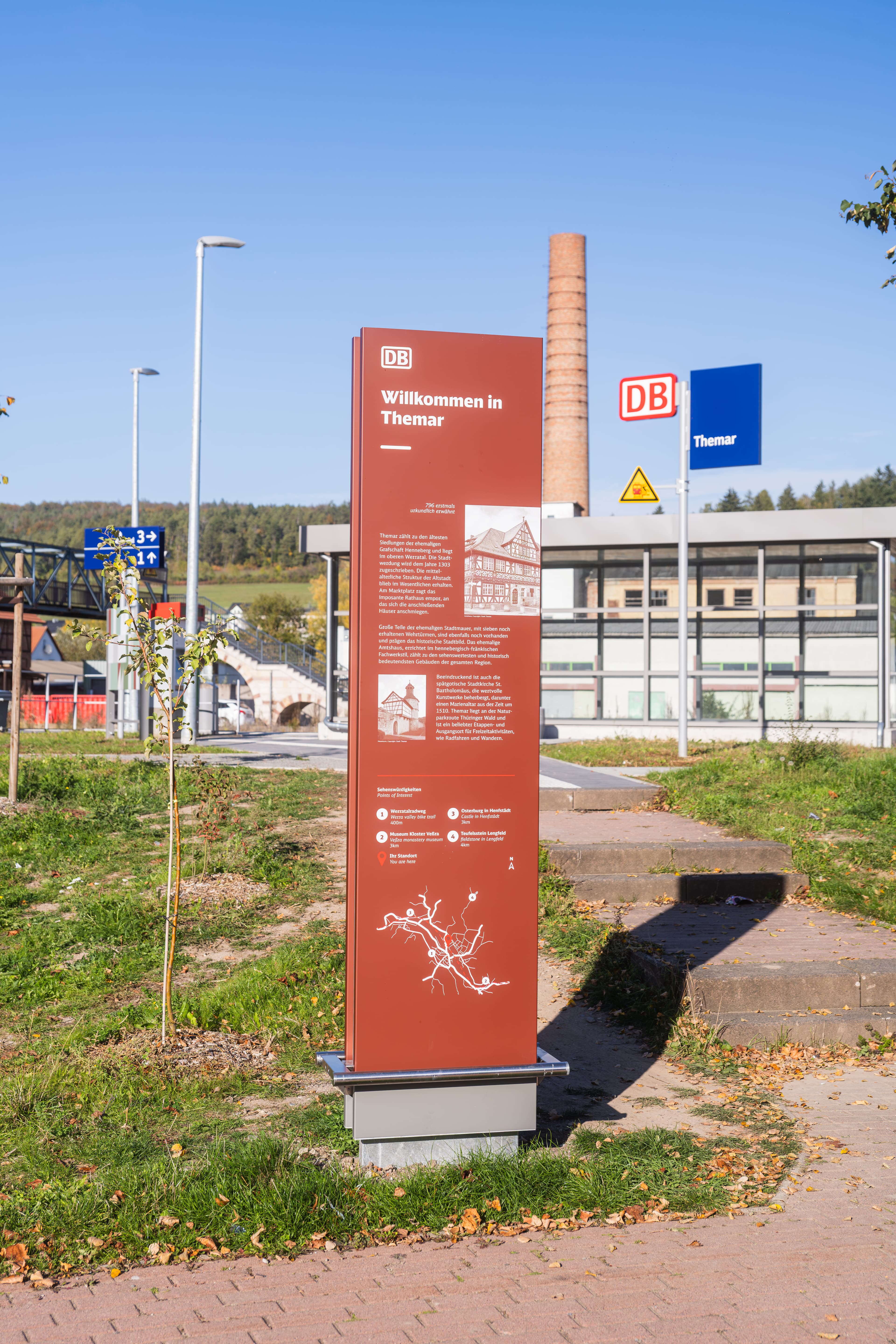 Eine Infostele im Zugangsbereich zum Bahnhof.