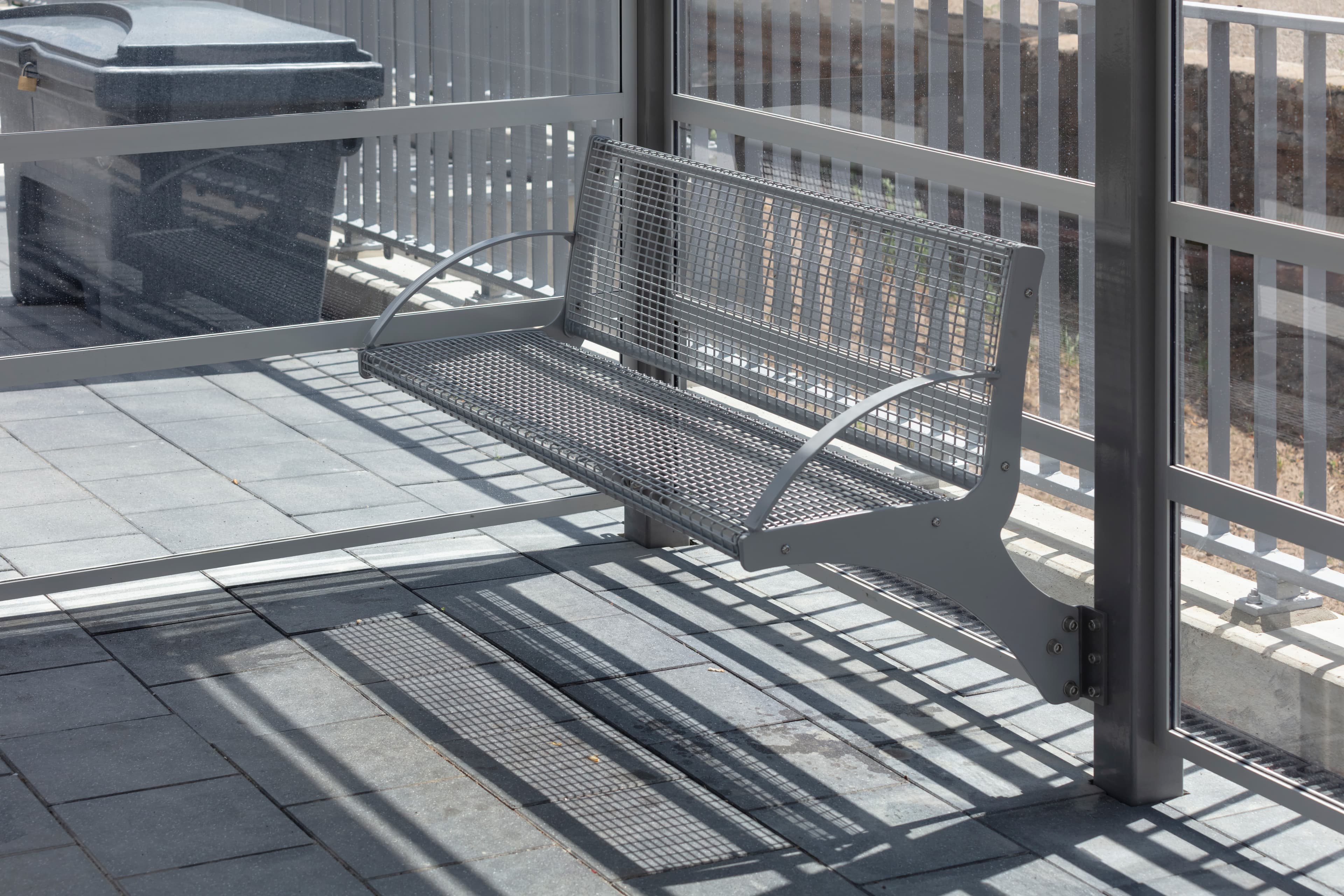 Erneuerte Sitzmöglichkeiten am Bahnsteig