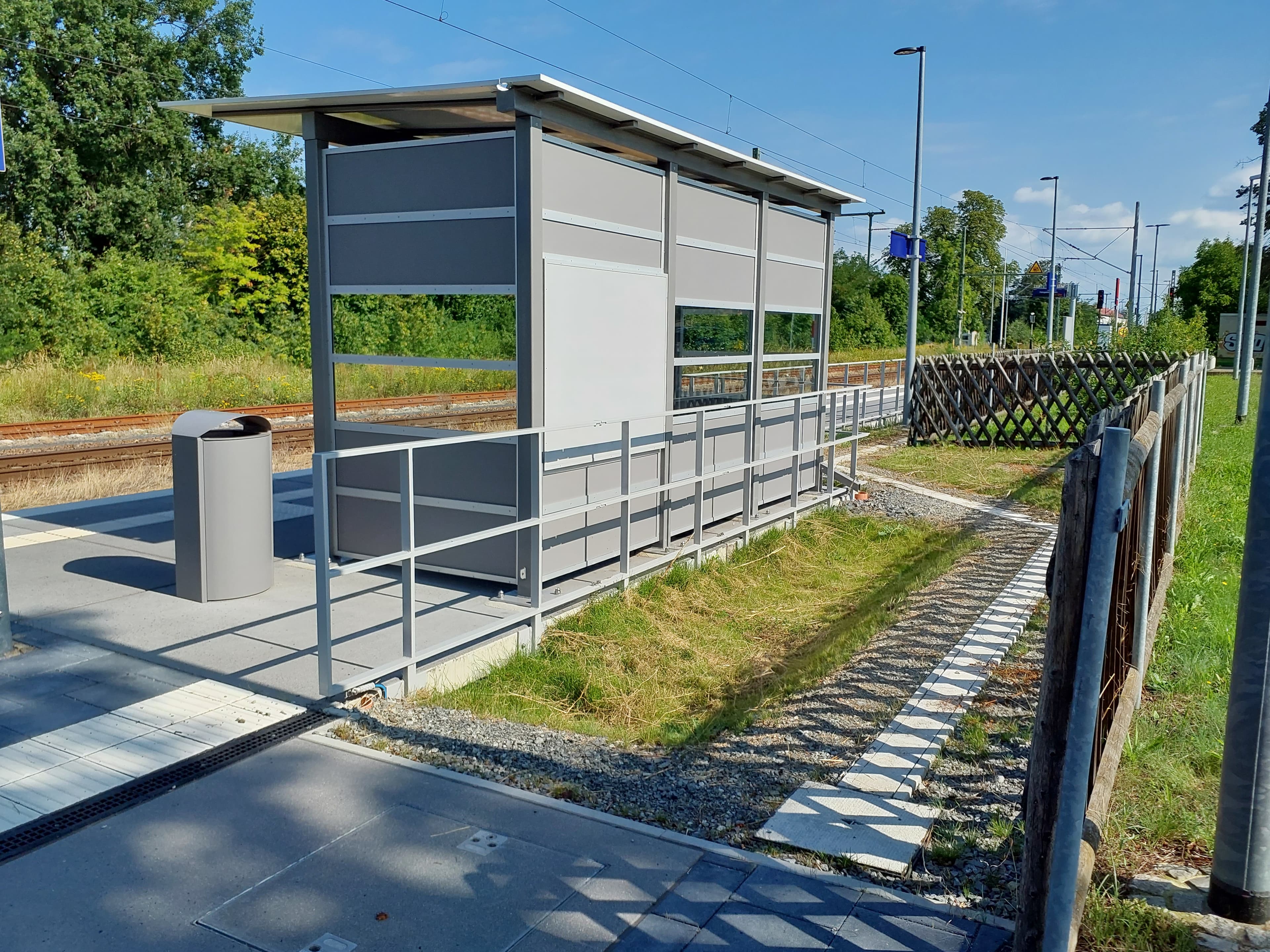 Rückseite eines Wetterschutzhäuschen mit Metallwänden.