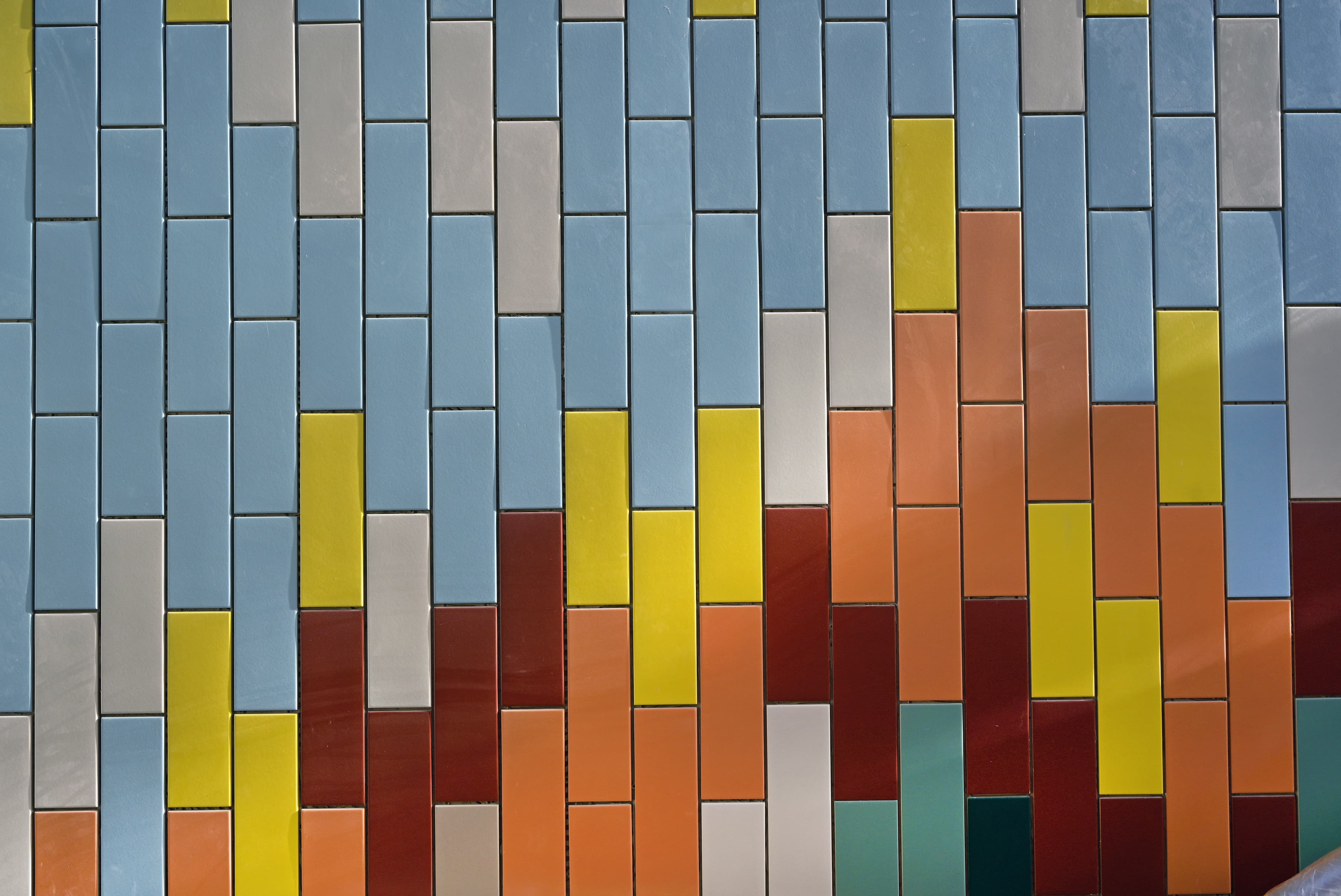 Bunter und grafischer Fliesenspiegel in der Personenunterführung.