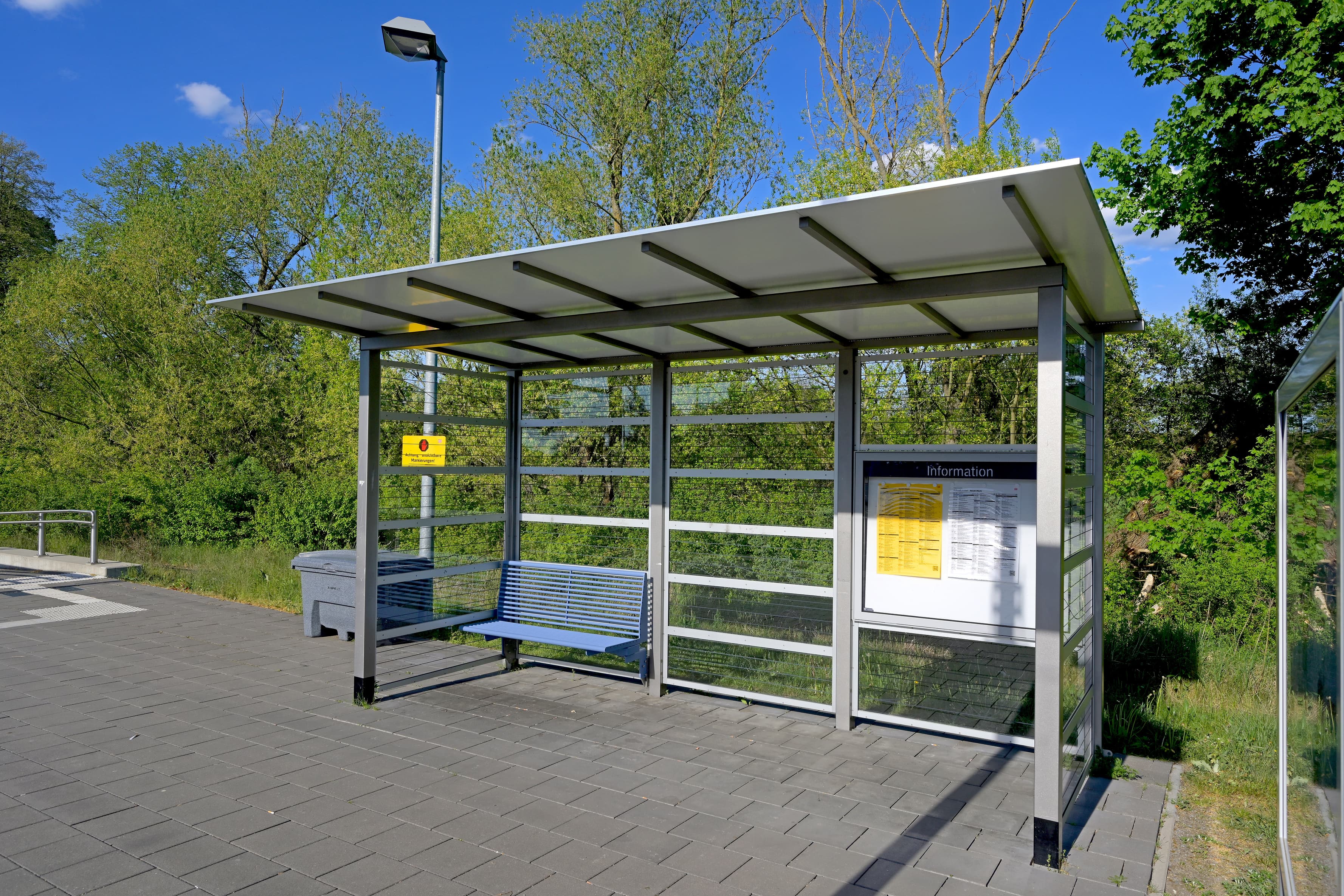 Ein Wetterschutzhaus mit Glaselementen.