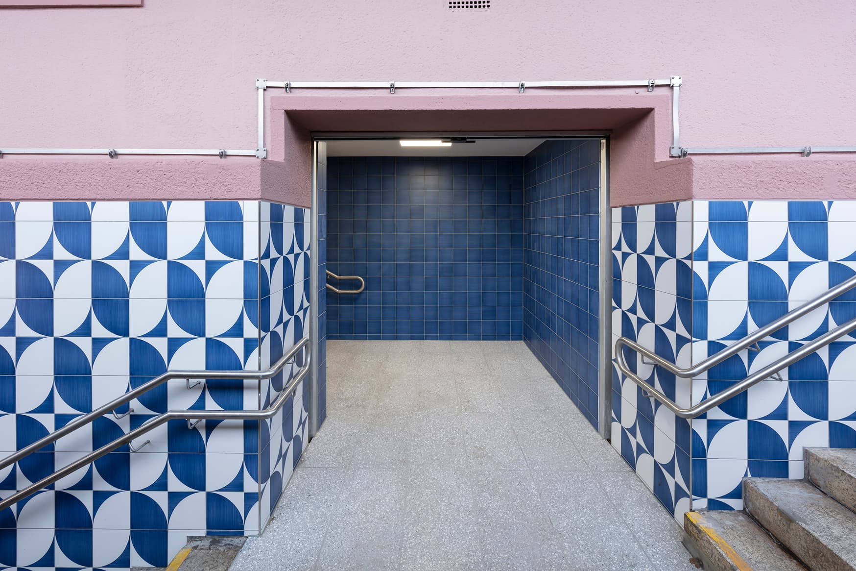 Die Unterführung am Zukunftsbahnhof Emmendingen mit neuen blauen und blau weißen Fliesen.