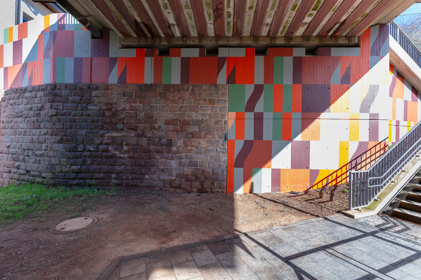 Brückenpfeiler mit bunter Gestaltung.