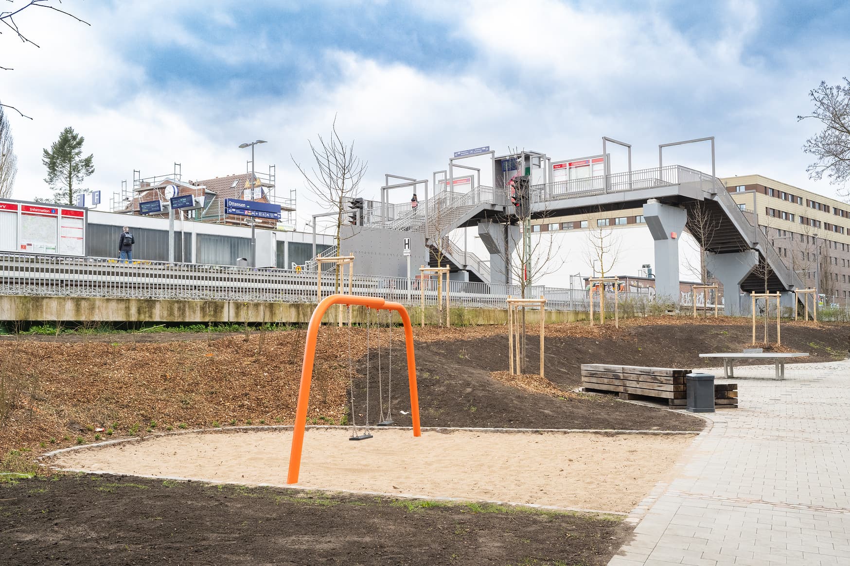 Blick auf die neu gestaltete Anlage neben den Gleisen.