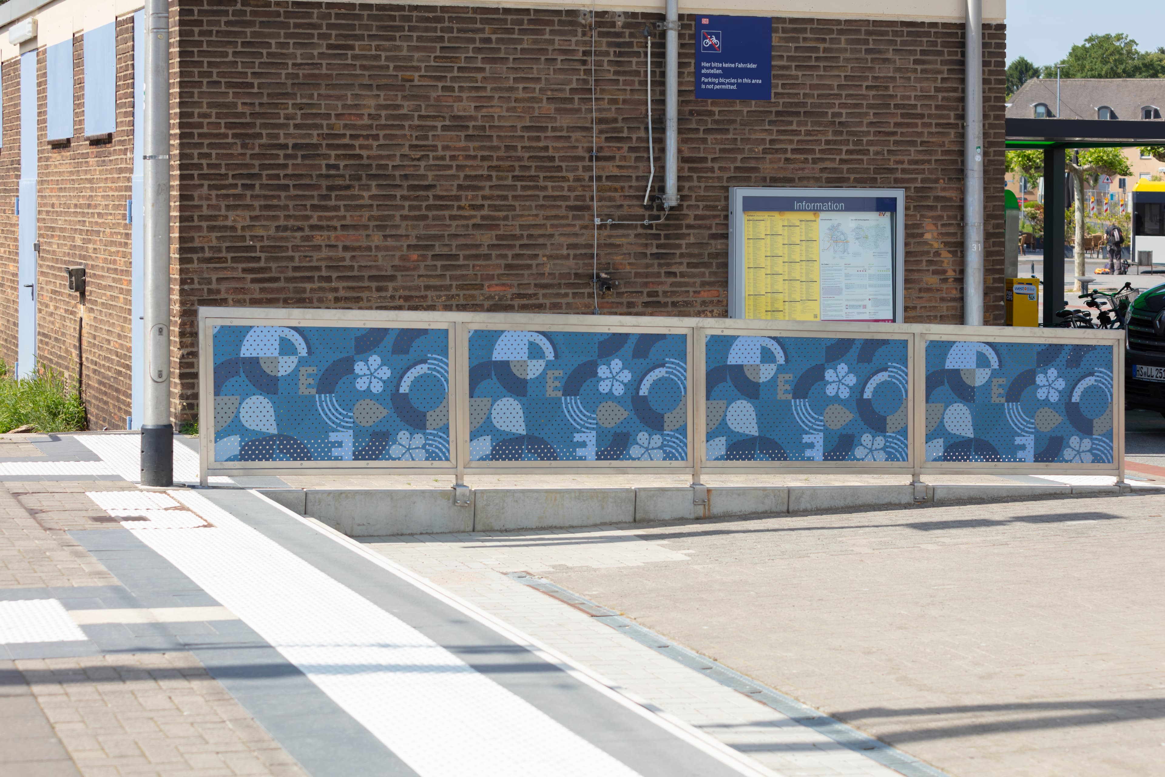 Das neue Motiv-Lochblech an einer Rampe am Bahnhof.