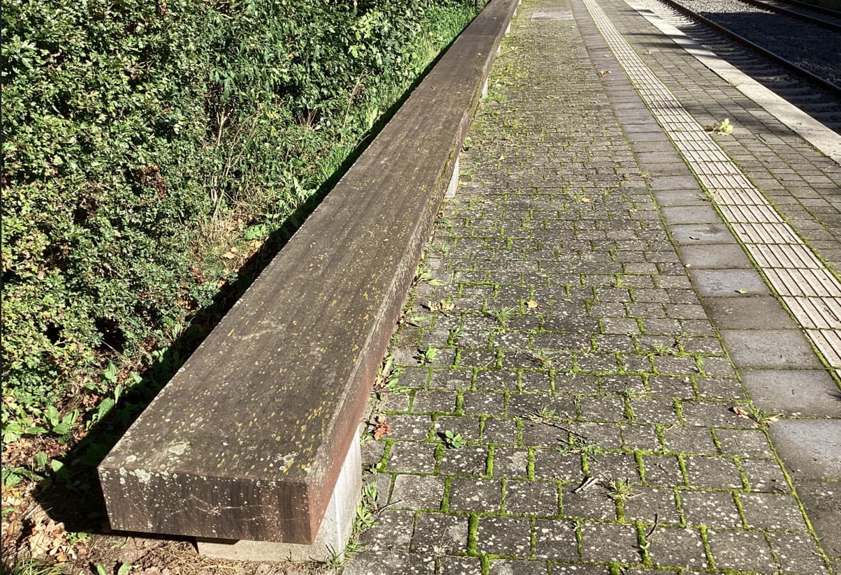 Detailaufnahme alter Sitzbänke.