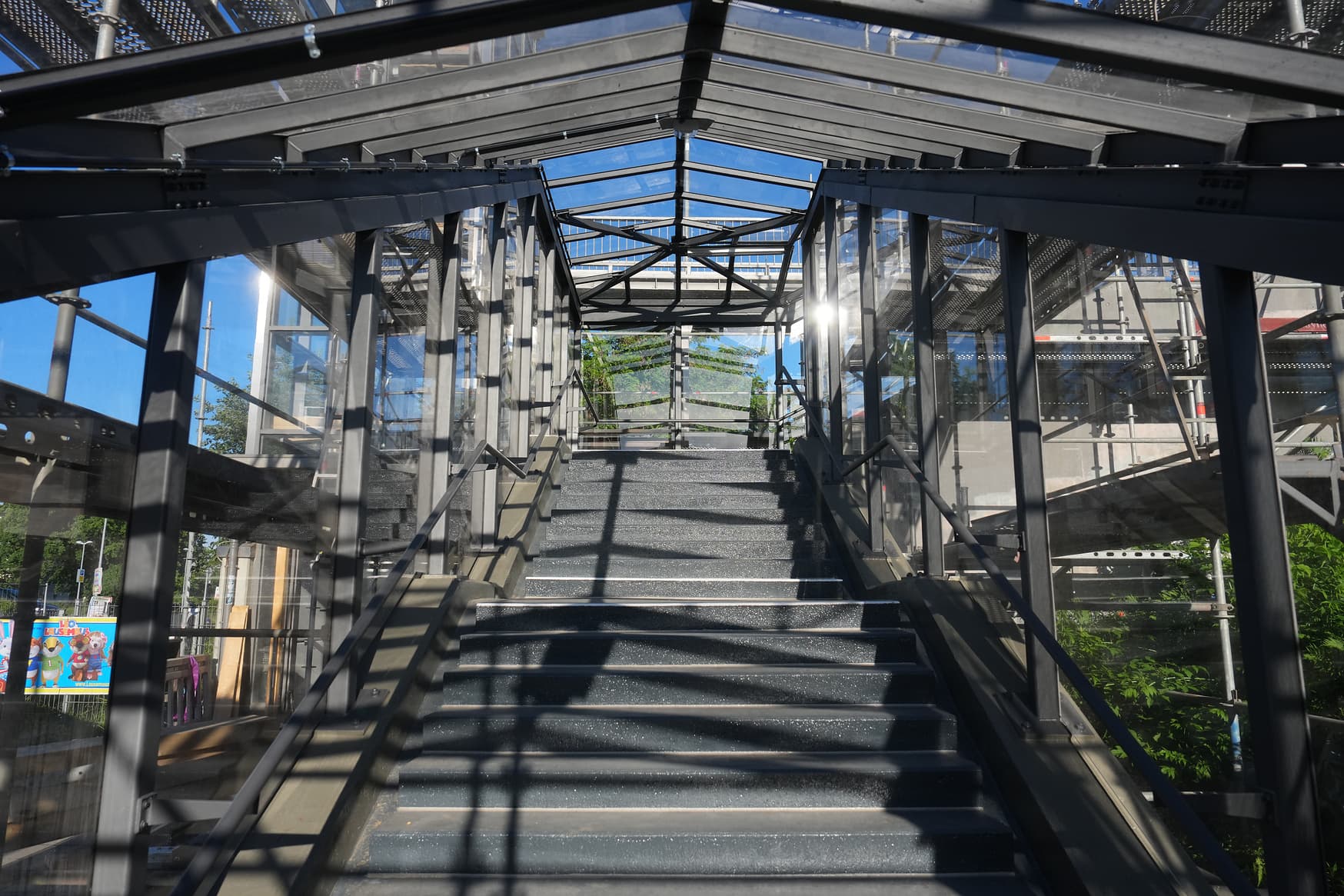 Vollverglaste Treppeneinhausung.