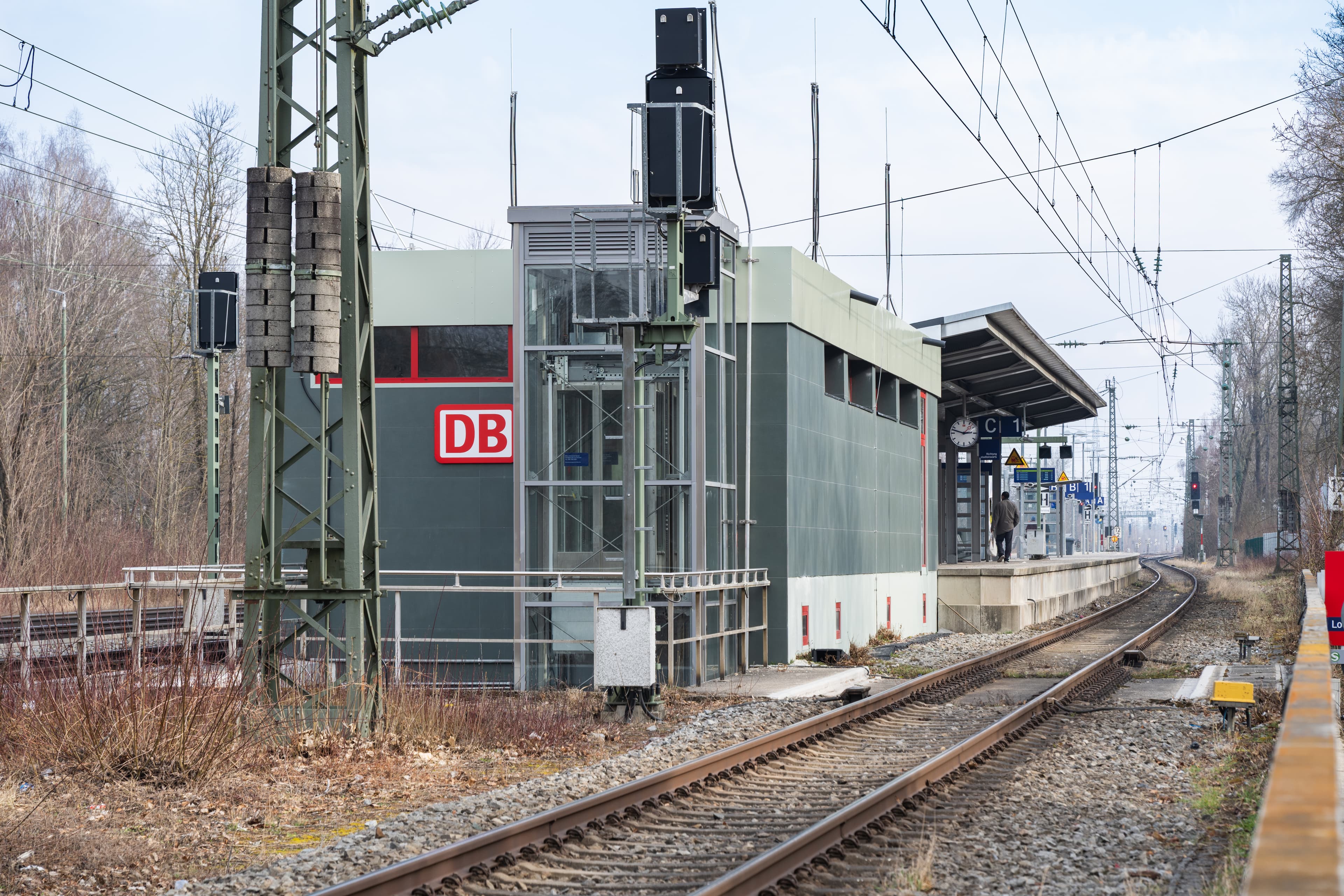 Der Blick auf das Empfangsgebäude am Bahnhof München-Lochhausen nach der Aufwertung im Rahmen des Konzepts Zukunftsbahnhof (ZKB) durch verschiedene bauliche und gestalterische Maßnahmen.