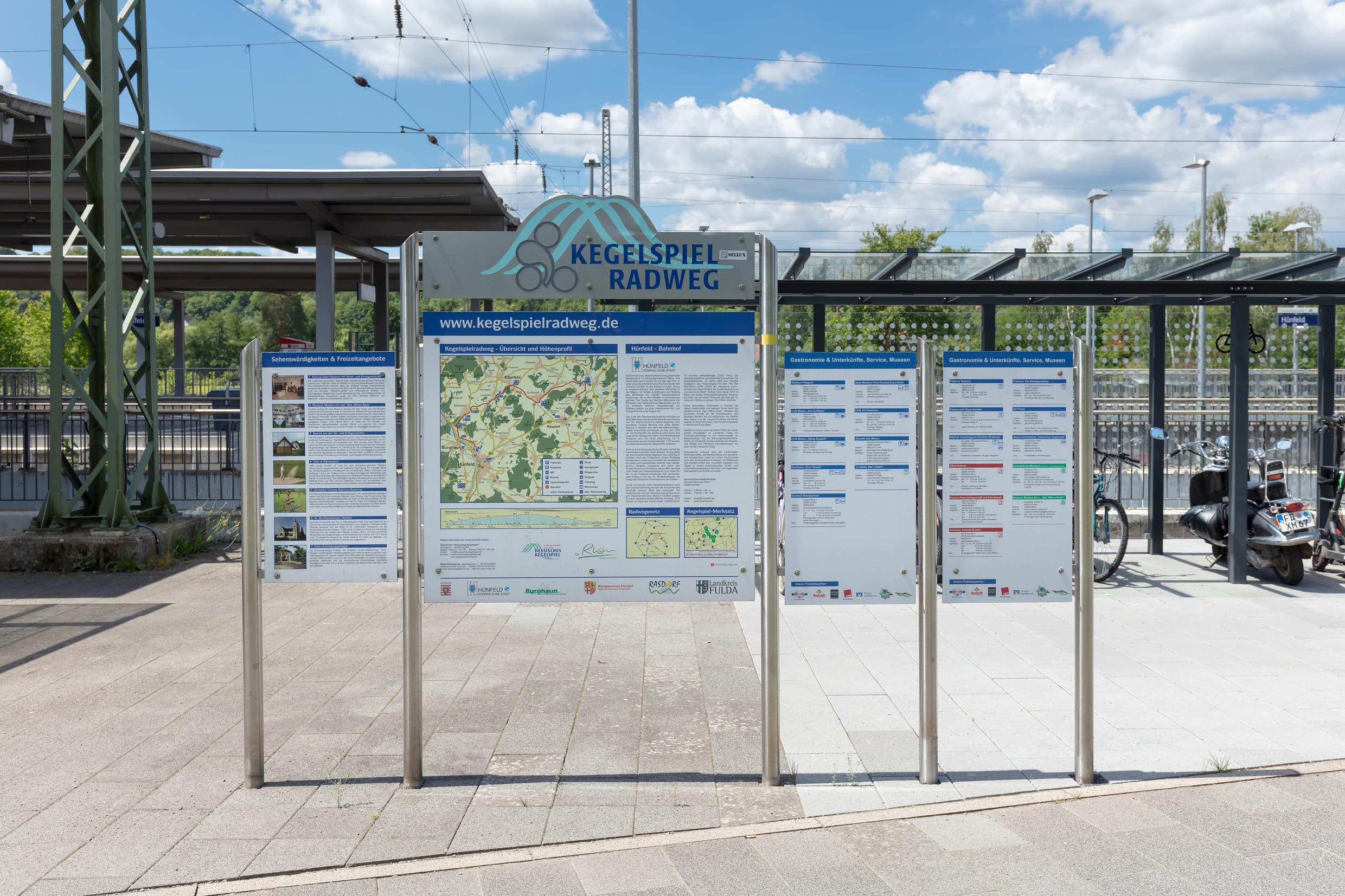 Neue Schilder mit Umfeldinformationen und die Fahrradabstellanlage auf dem Bahnhofsvorplatz am Bahnhof Hünfeld.