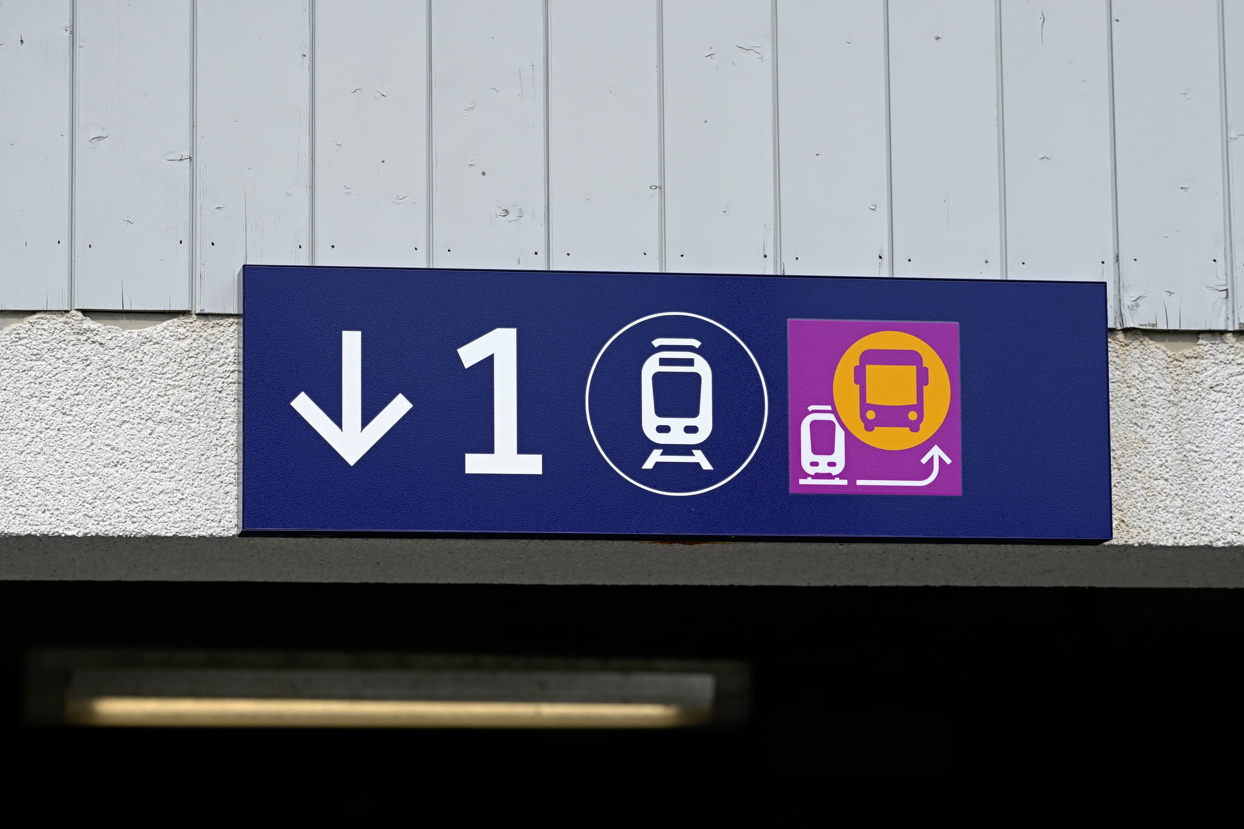 Neue, moderne Wegeleitungsschilder am Bahnhof.