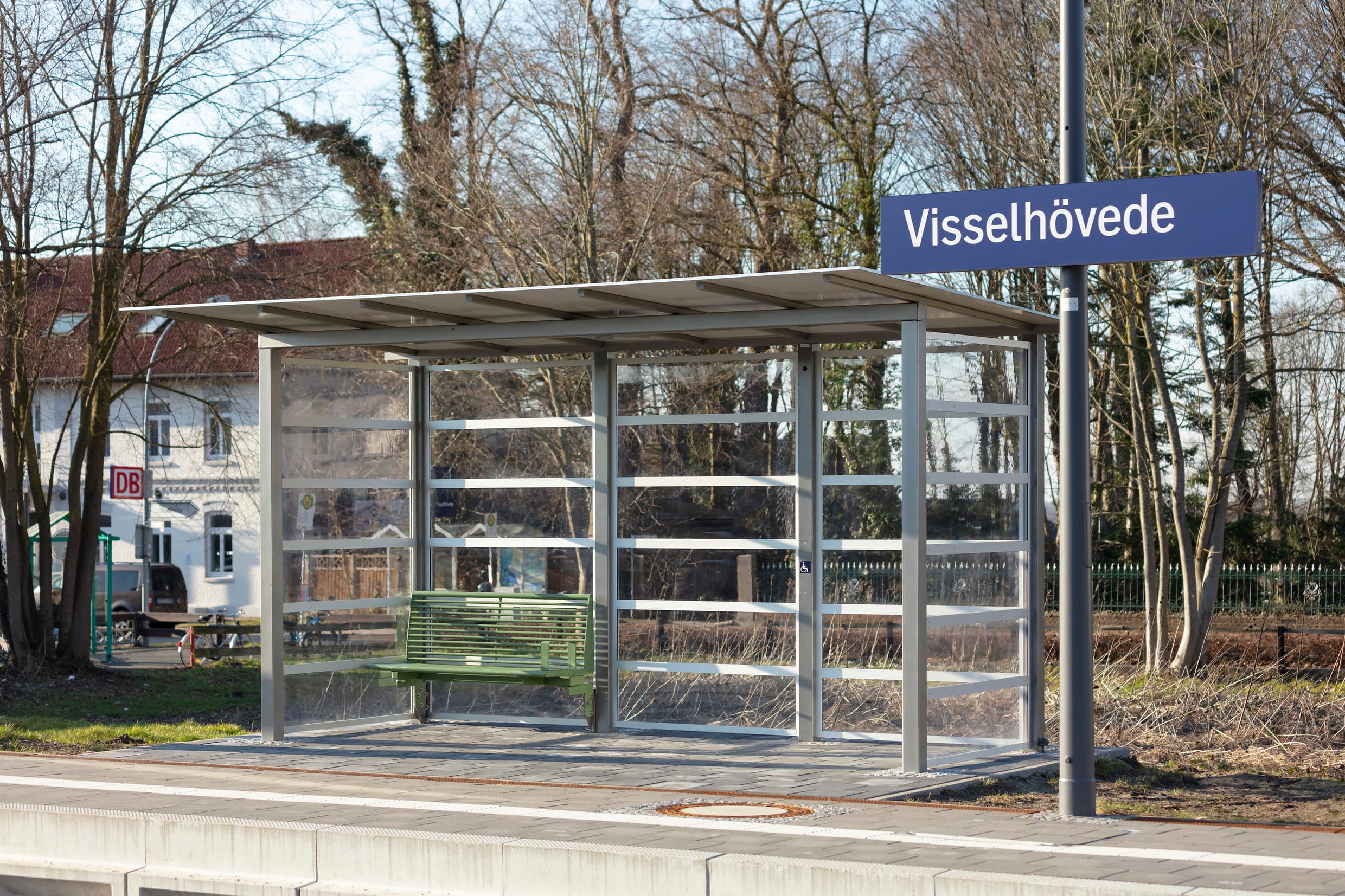 Bahnsteig mit Wetterschutzhaus mit Calidum Sitzbank und einem neuen Bahnhofsnamensschild am Bahnhof Visselhövede.