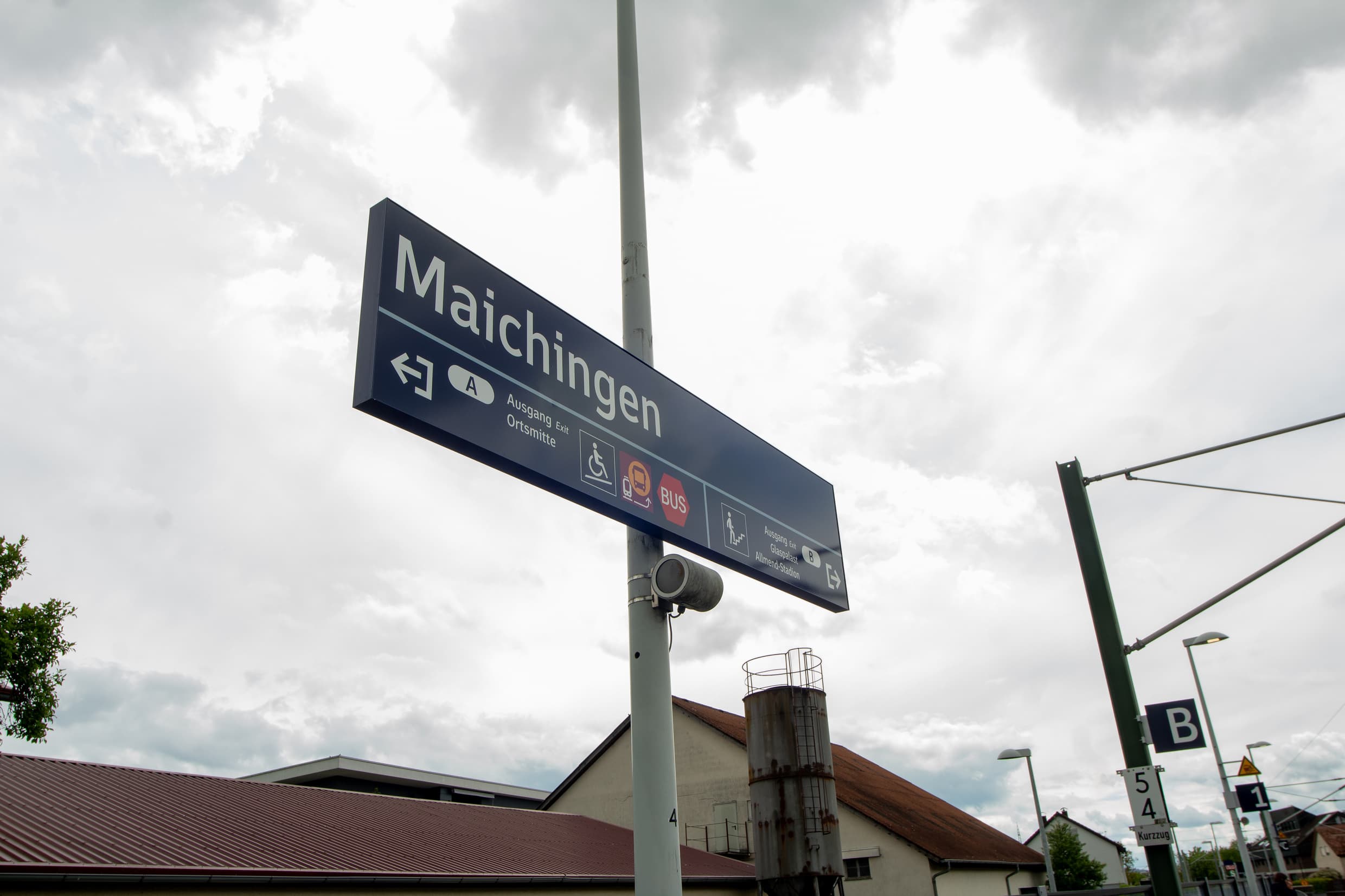 Neues Reisendeninformationsschild am Bahnhof.