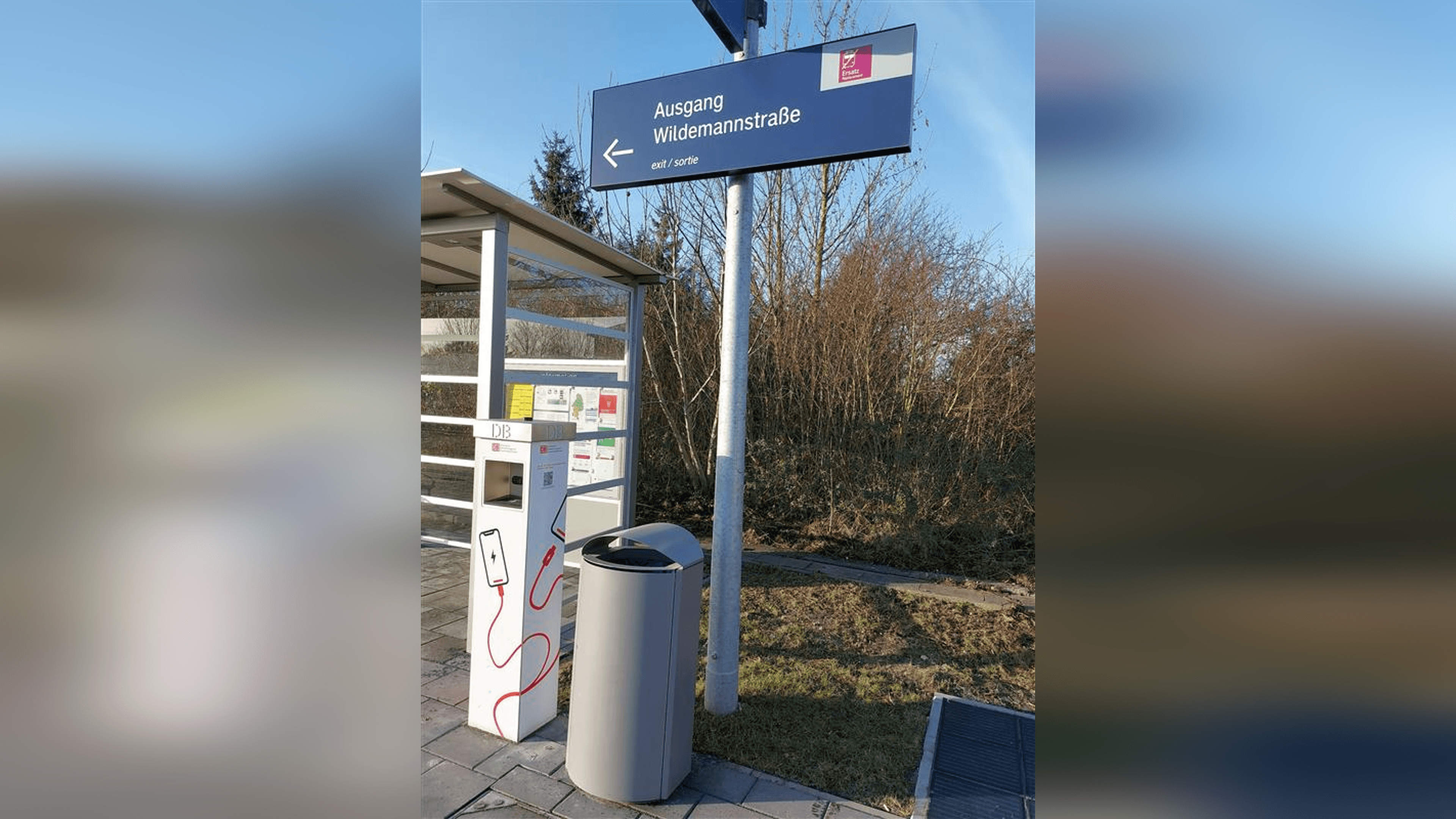 Solarbetriebene Ladesäule (links) und neue Wegeleitung.