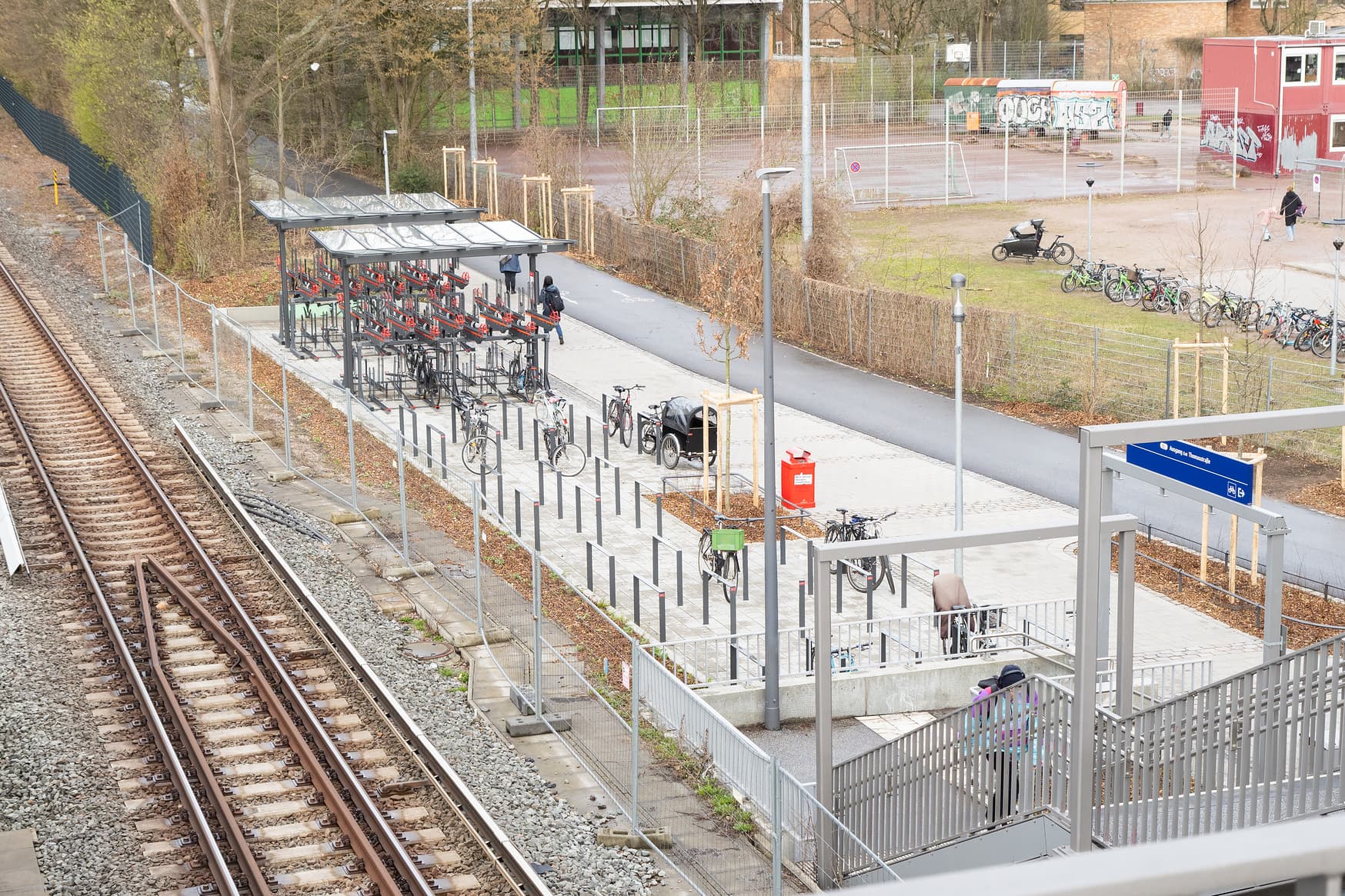 Blick auf die Fahrradabstellanlage.