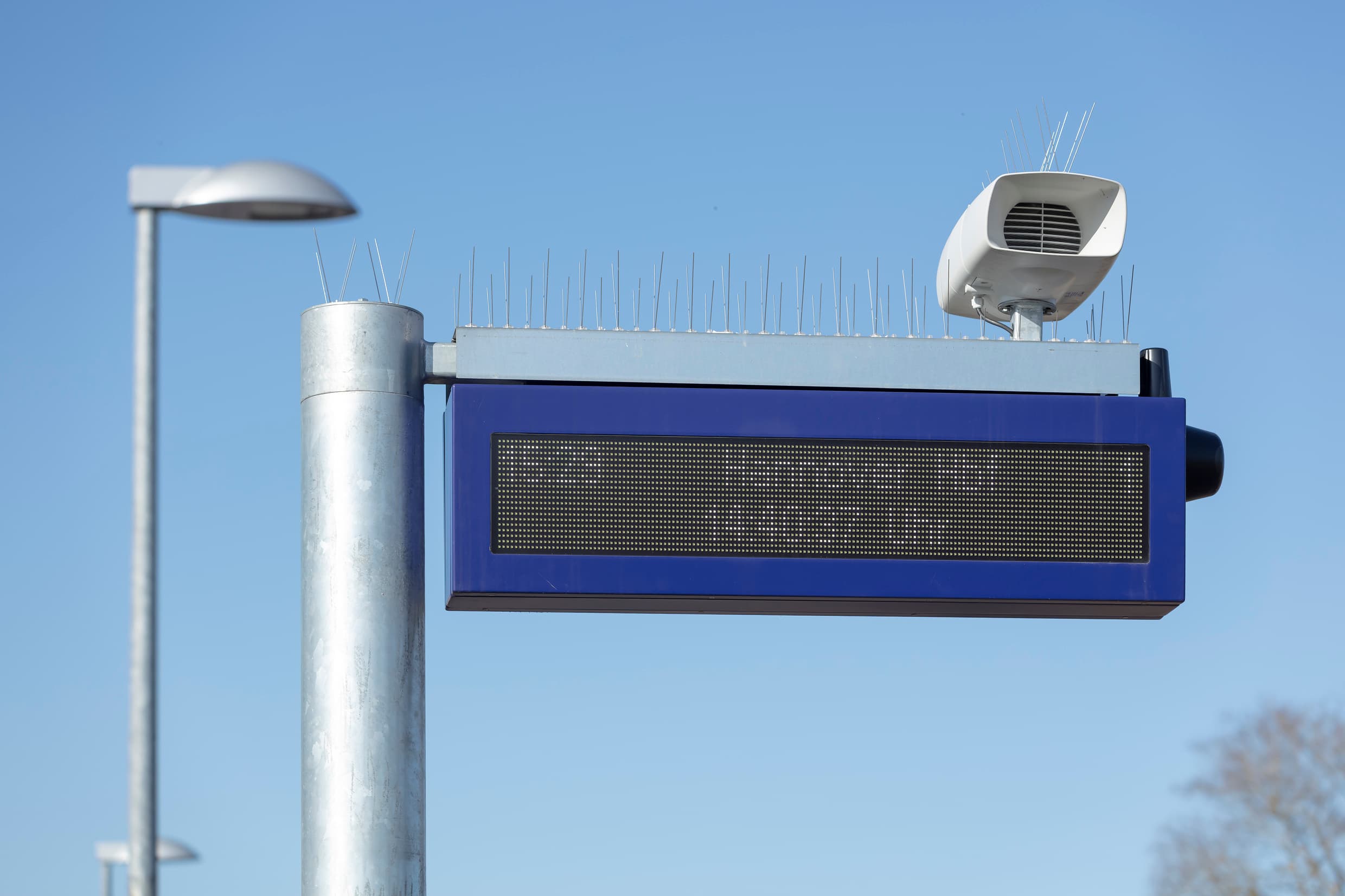 Neuer Dynamischer Schriftenanzeiger (DSA+) an einem Bahnsteig des Bahnhofs Hodenhagen.