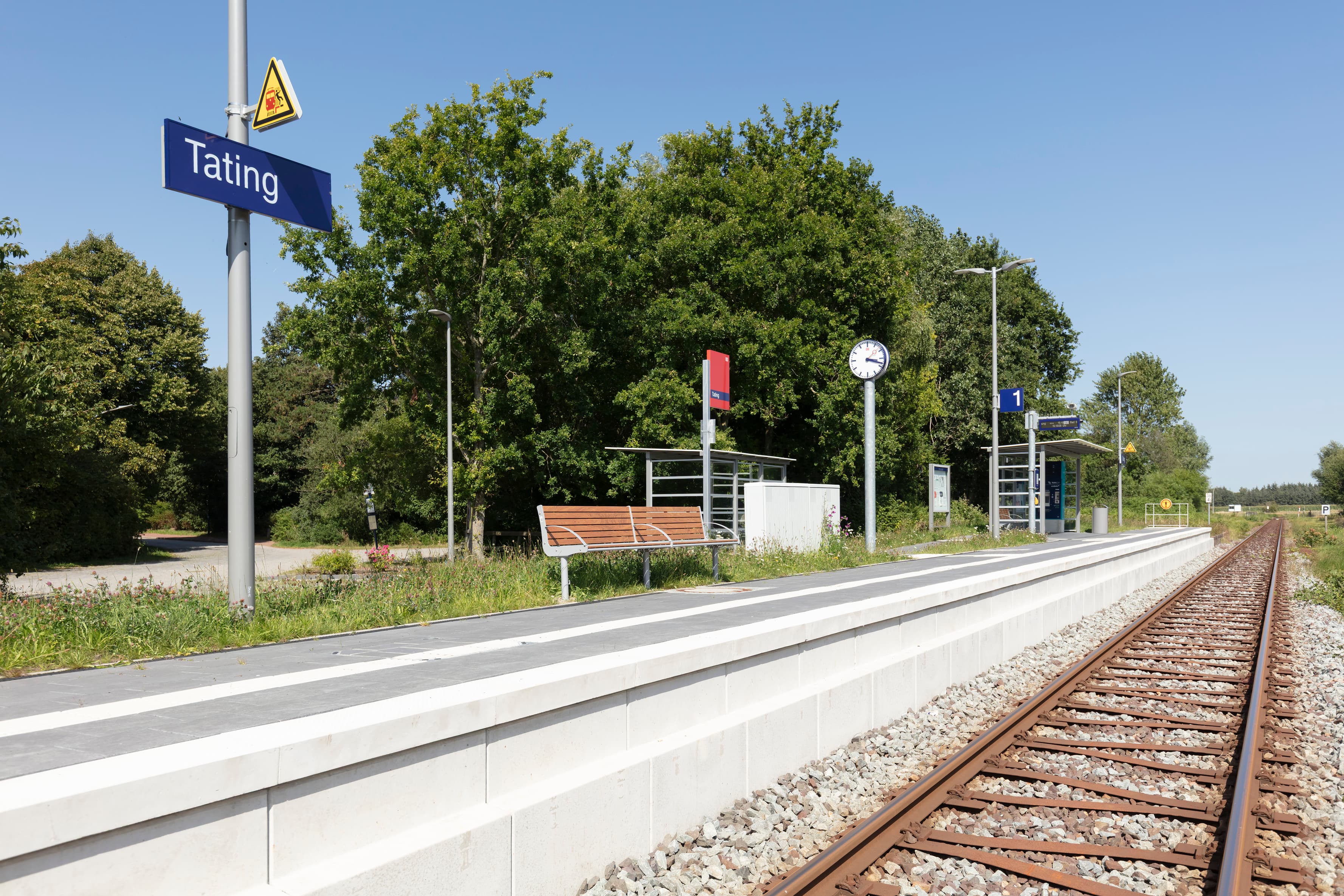 Im Blick der Bahnsteig mit Sitzmöglichkeit.