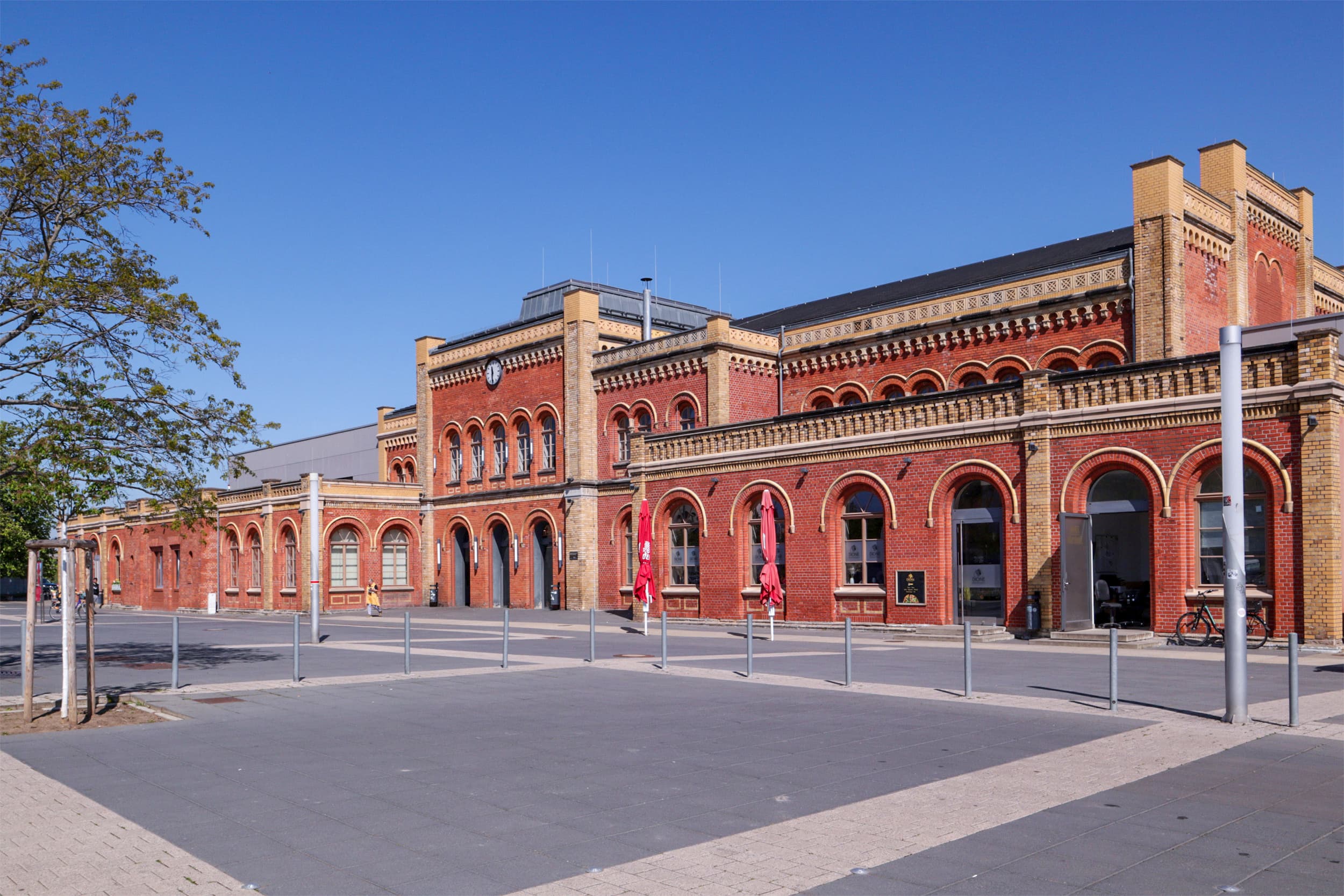 Das historische Empfangsgebäude aus Backsteinen erbaut.