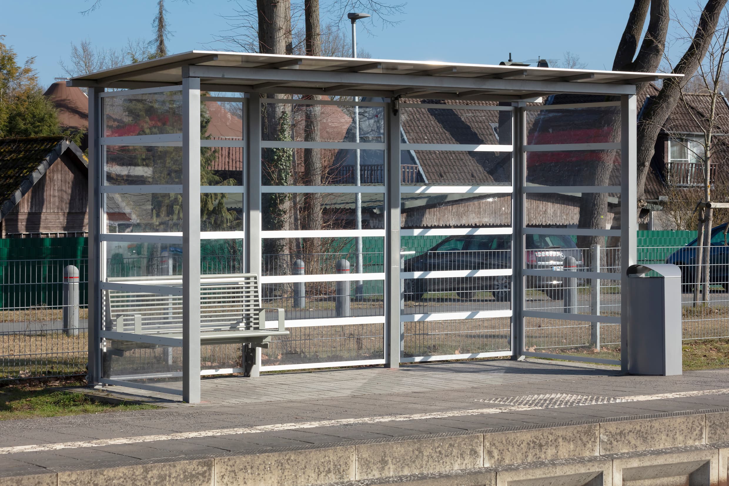 Neues Wetterschutzhäuschen am Bahnsteig Hodenhagen Bahnhof.