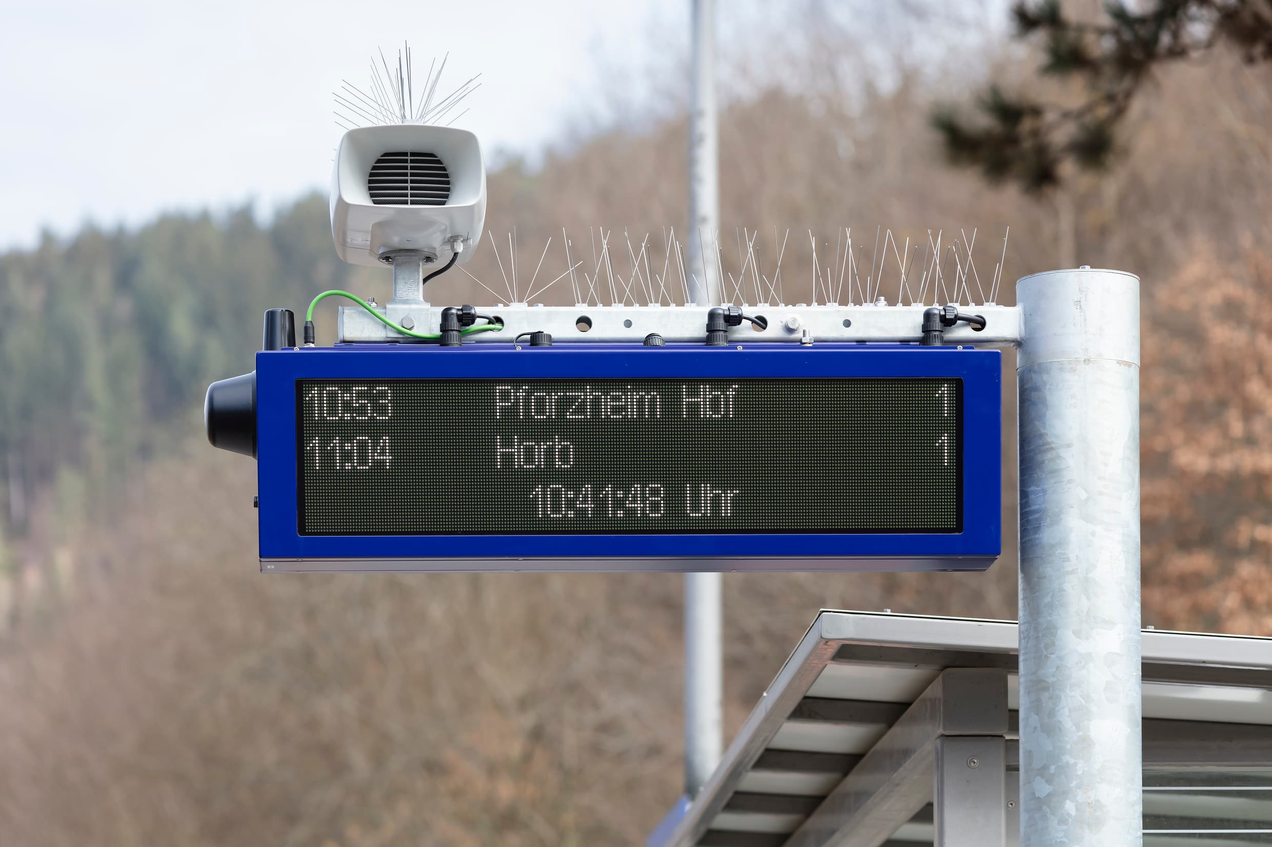 Blick auf den neuen Dynamischen Schriften Anzeiger (DSA+) am Bahnhof Hirsau nach der Aufwertung im Rahmen des Konzepts Zukunftsbahnhof (ZKB) durch verschiedene bauliche und gestalterische Maßnahmen.