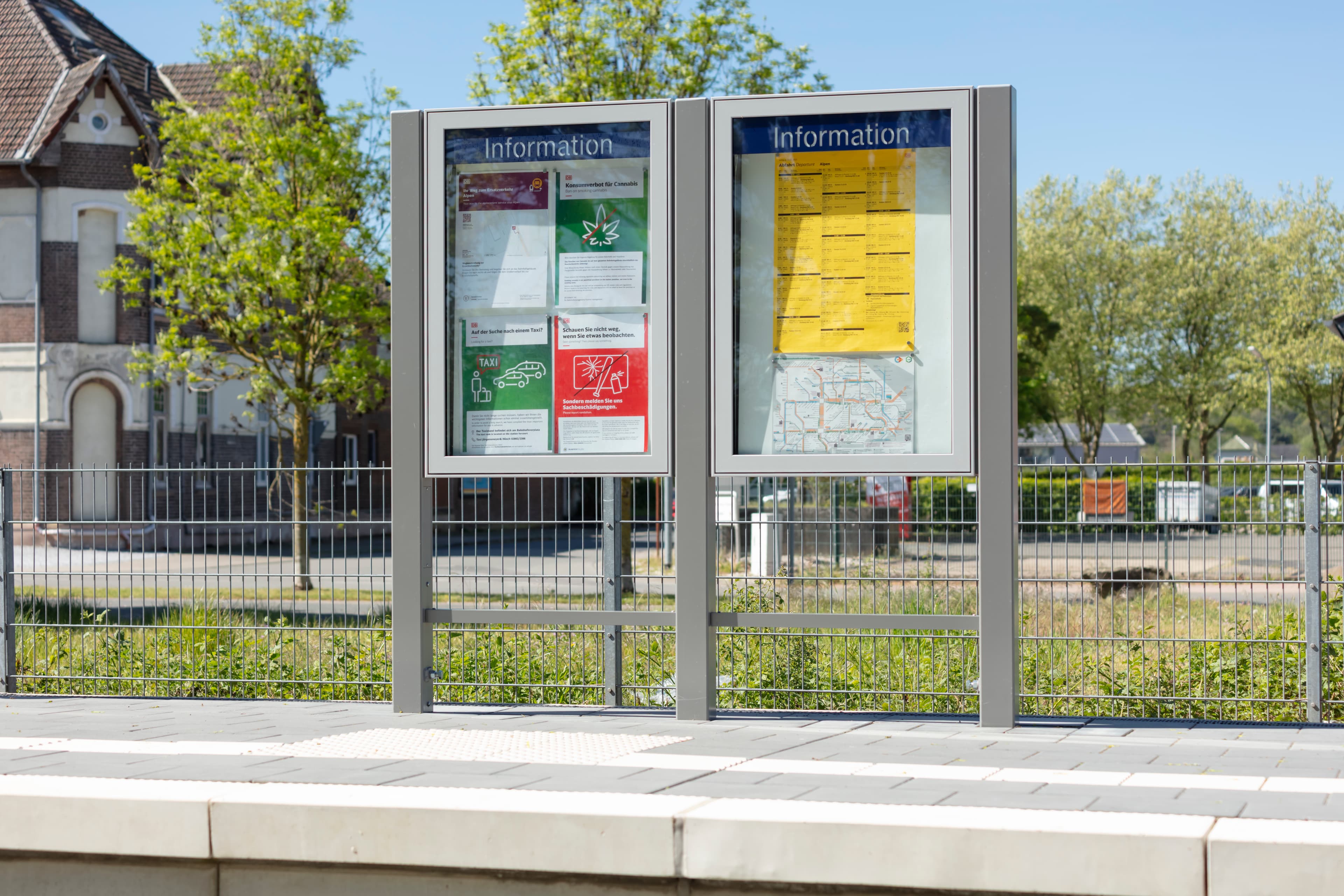 Vitrinen auf einem Bahnsteig.