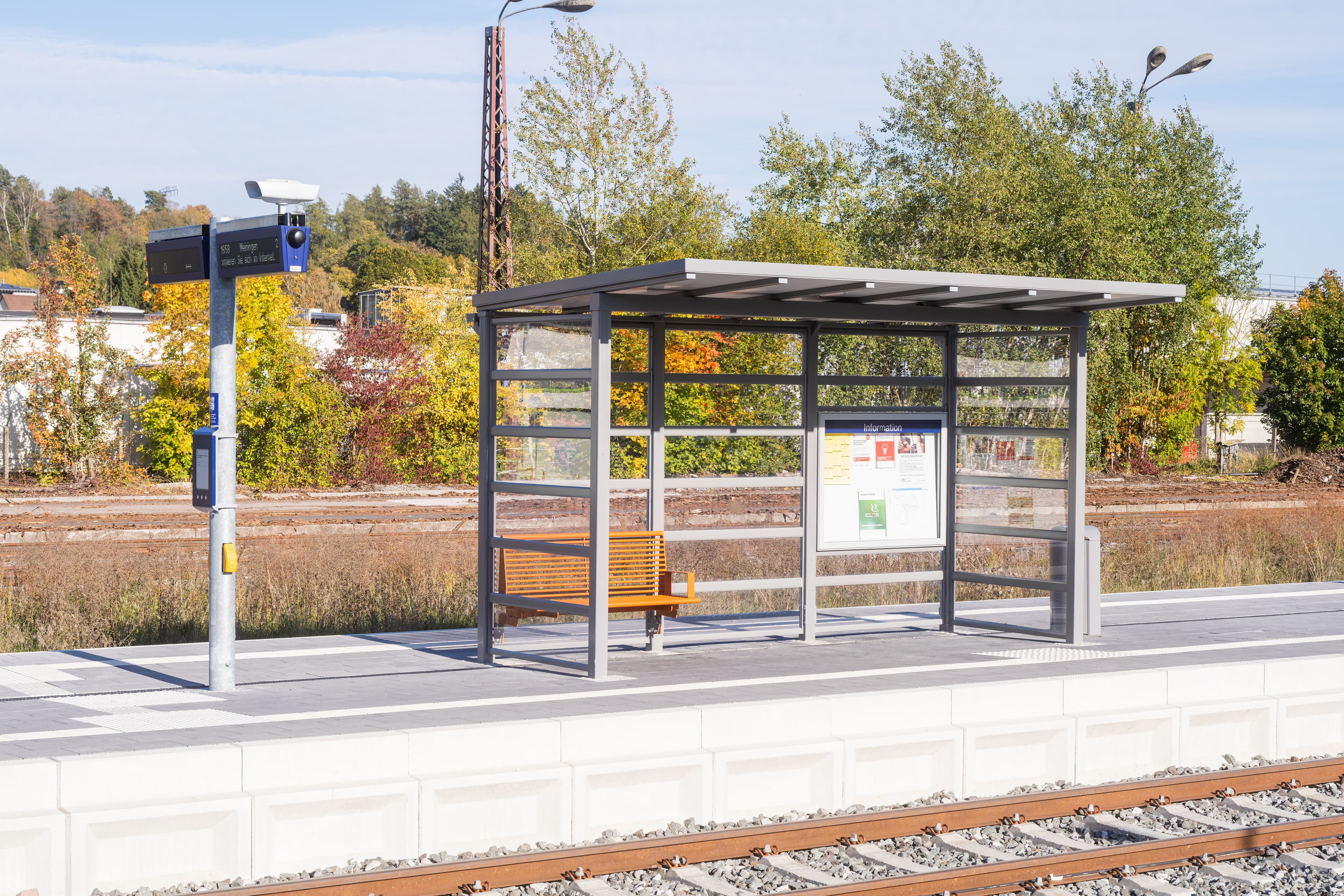 Zu sehen ist ein volltransparentes Wetterschutzhaus.