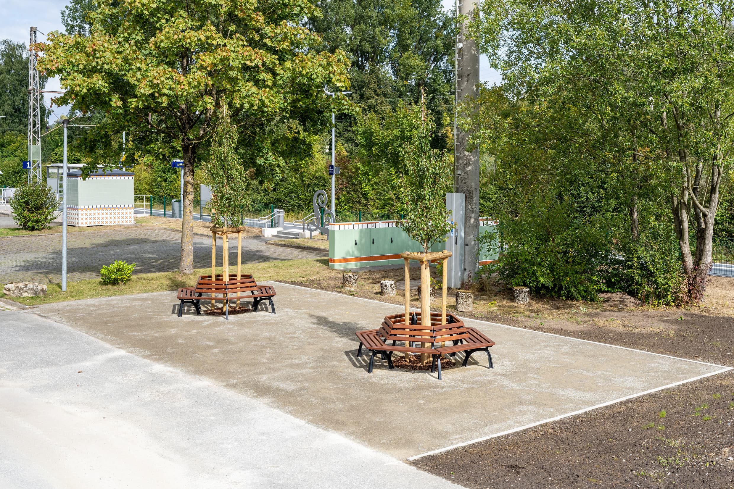 Park-ähnliche Bereiche direkt am Bahnhof.