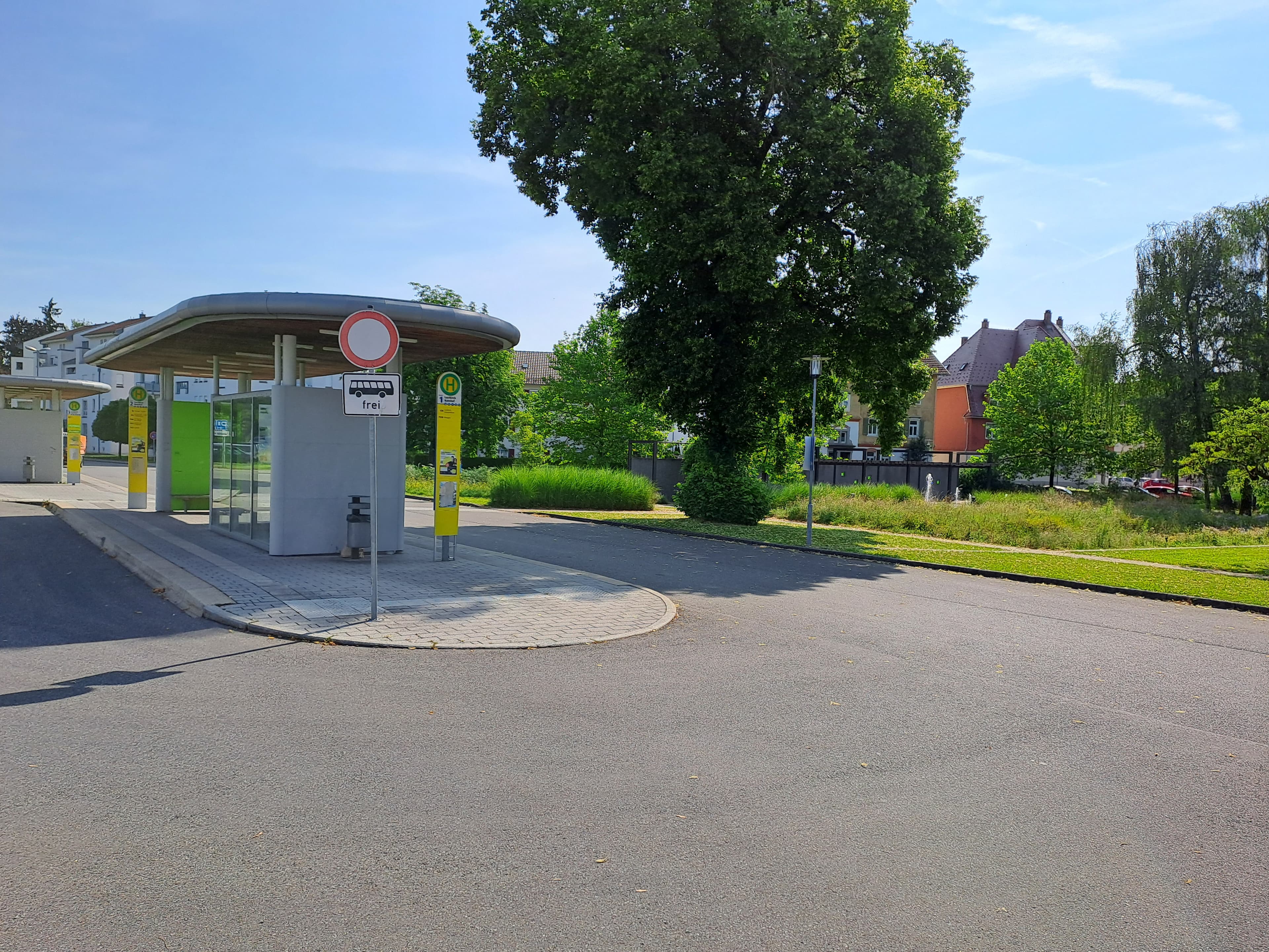 Neue Bushaltestelle am Bahnhof. 