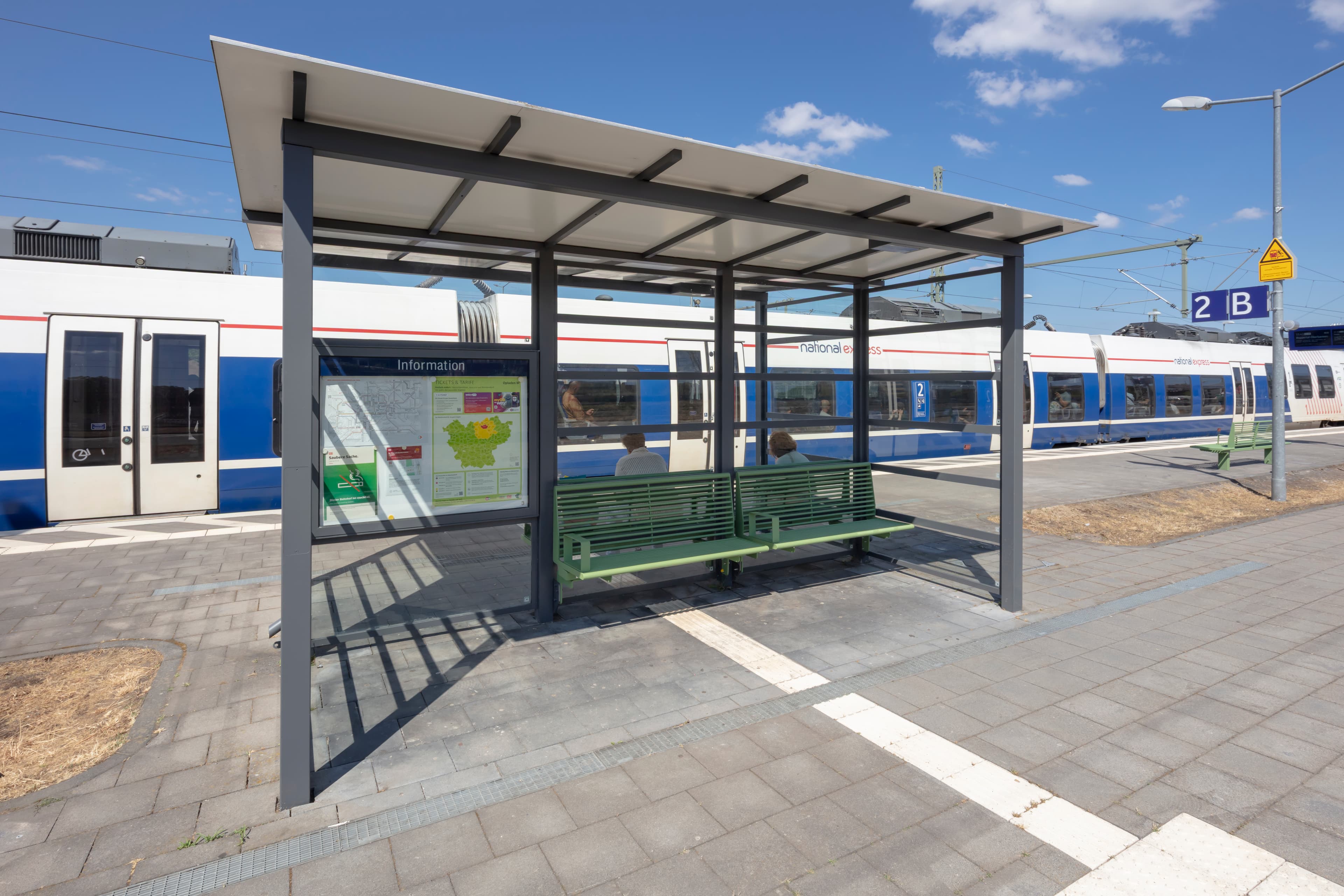 Neuer Wetterschutz und neue Sitzbänke am Bahnsteig.