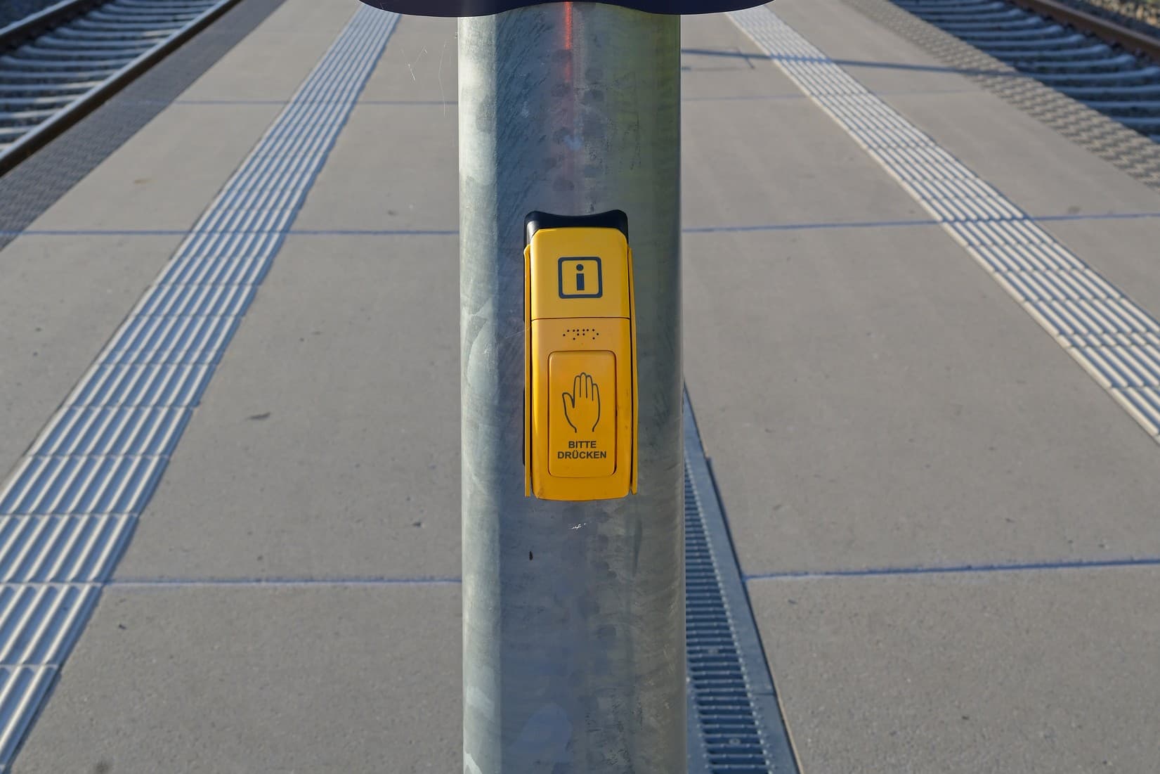 Detailaufnahme Taster des neuen Digitalen Aushangs Baukommunikation.