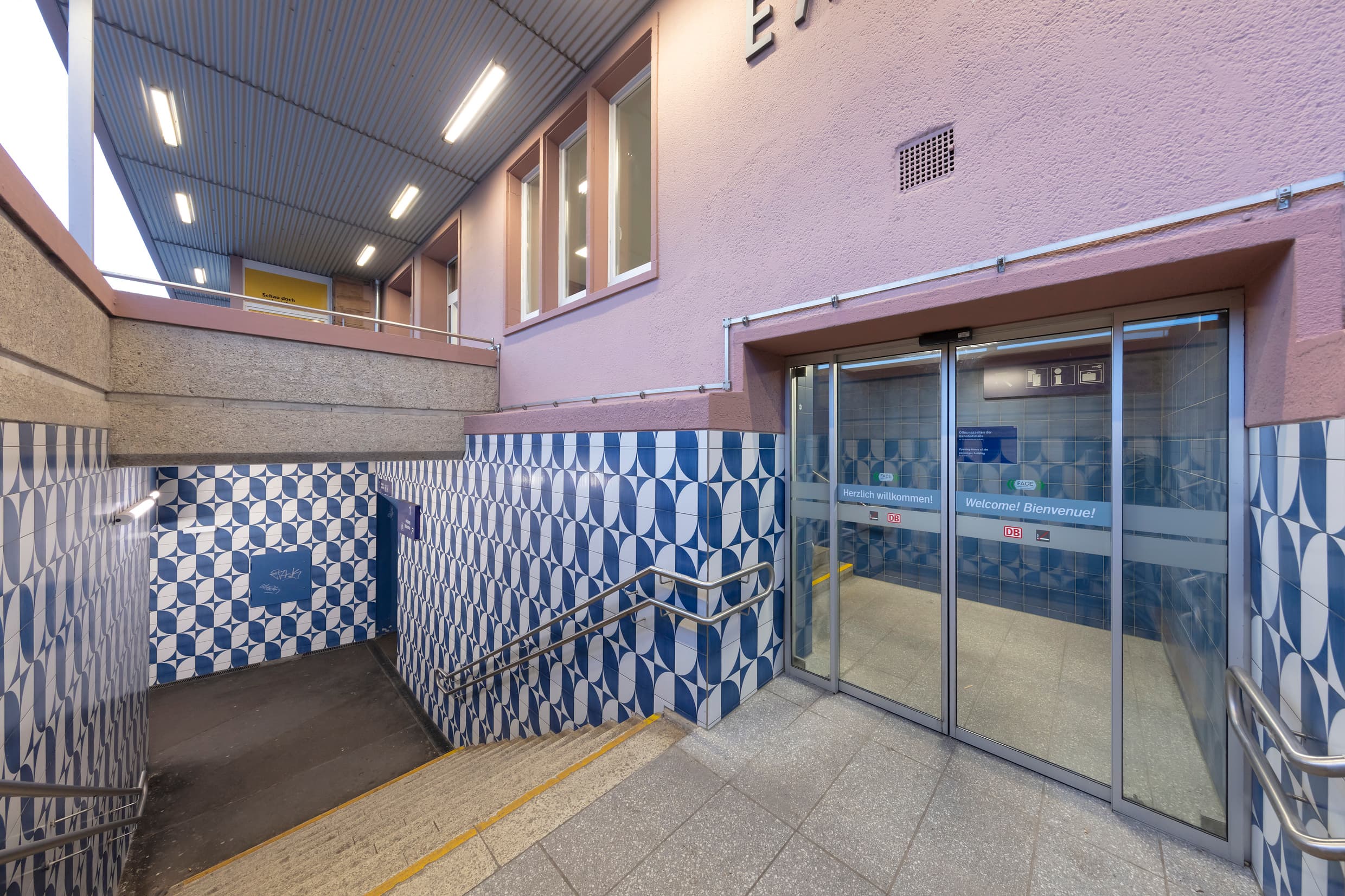 Blick von der Empfangshalle in die Unterführung