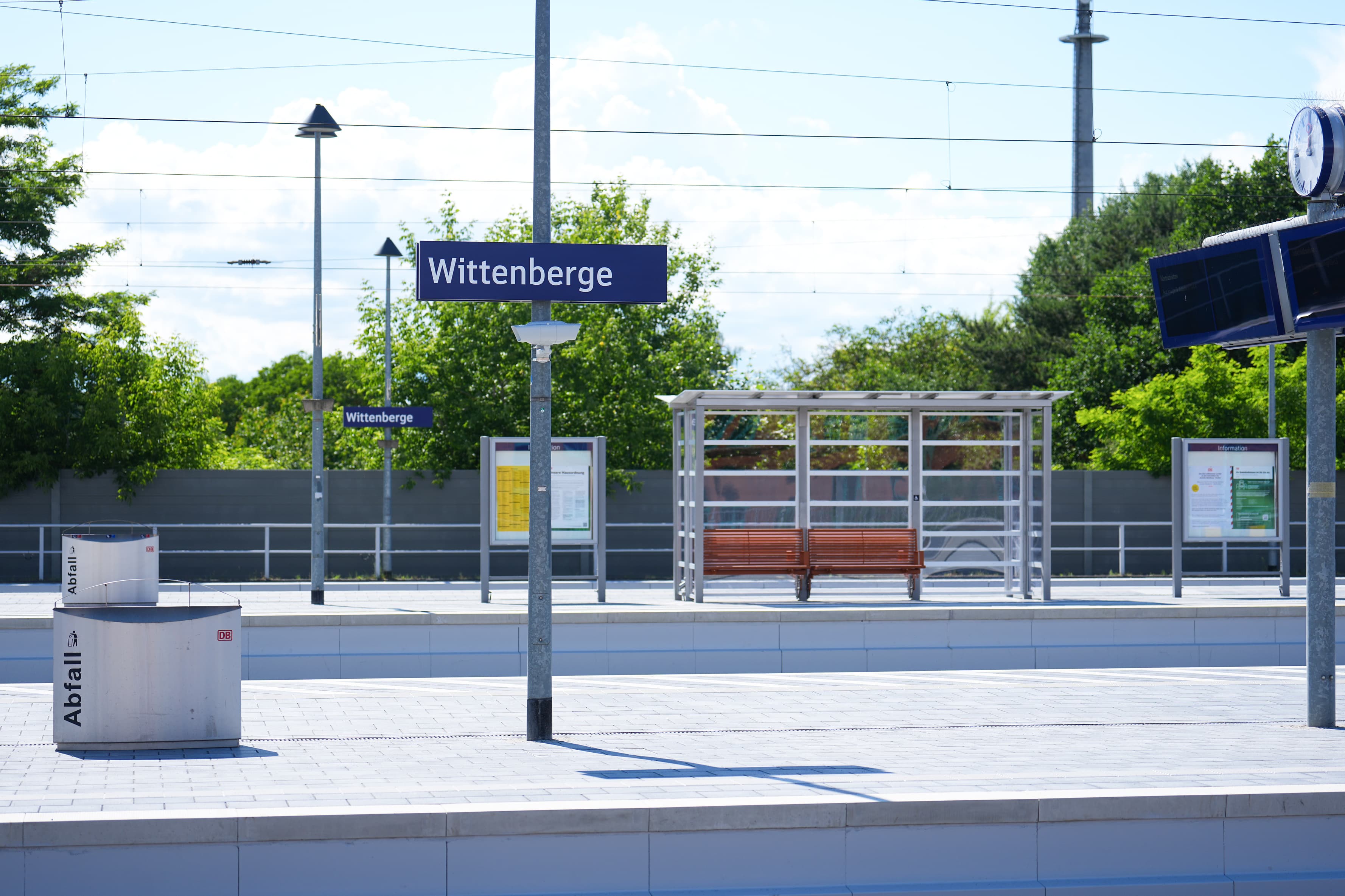 Bahnsteige, Stationsnamenschild und Wetterschutzhaus.