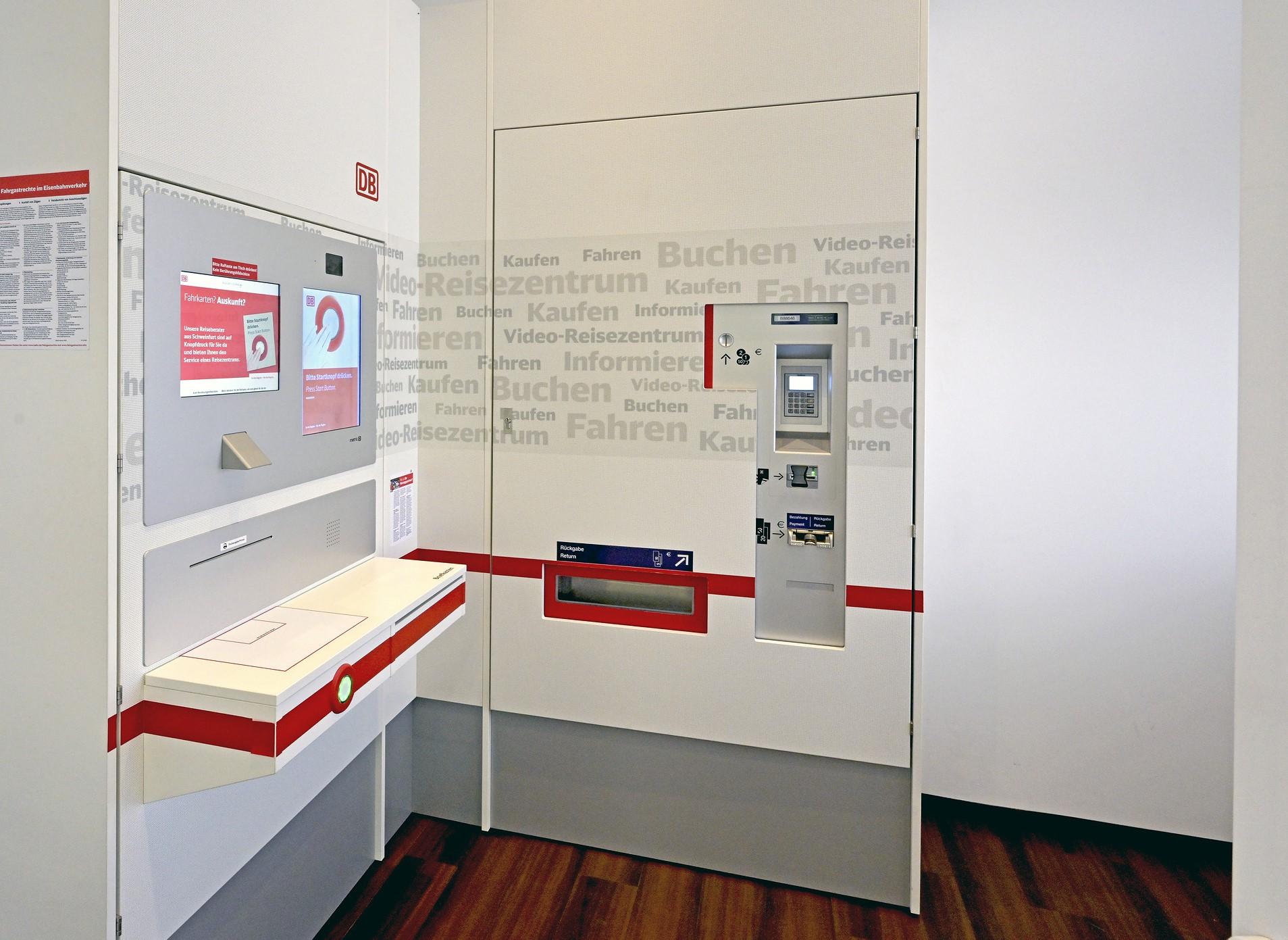 Ein DB Video-Reisezentrum bestehend aus zwei Bildschirmen und einem Bezahlterminal.	