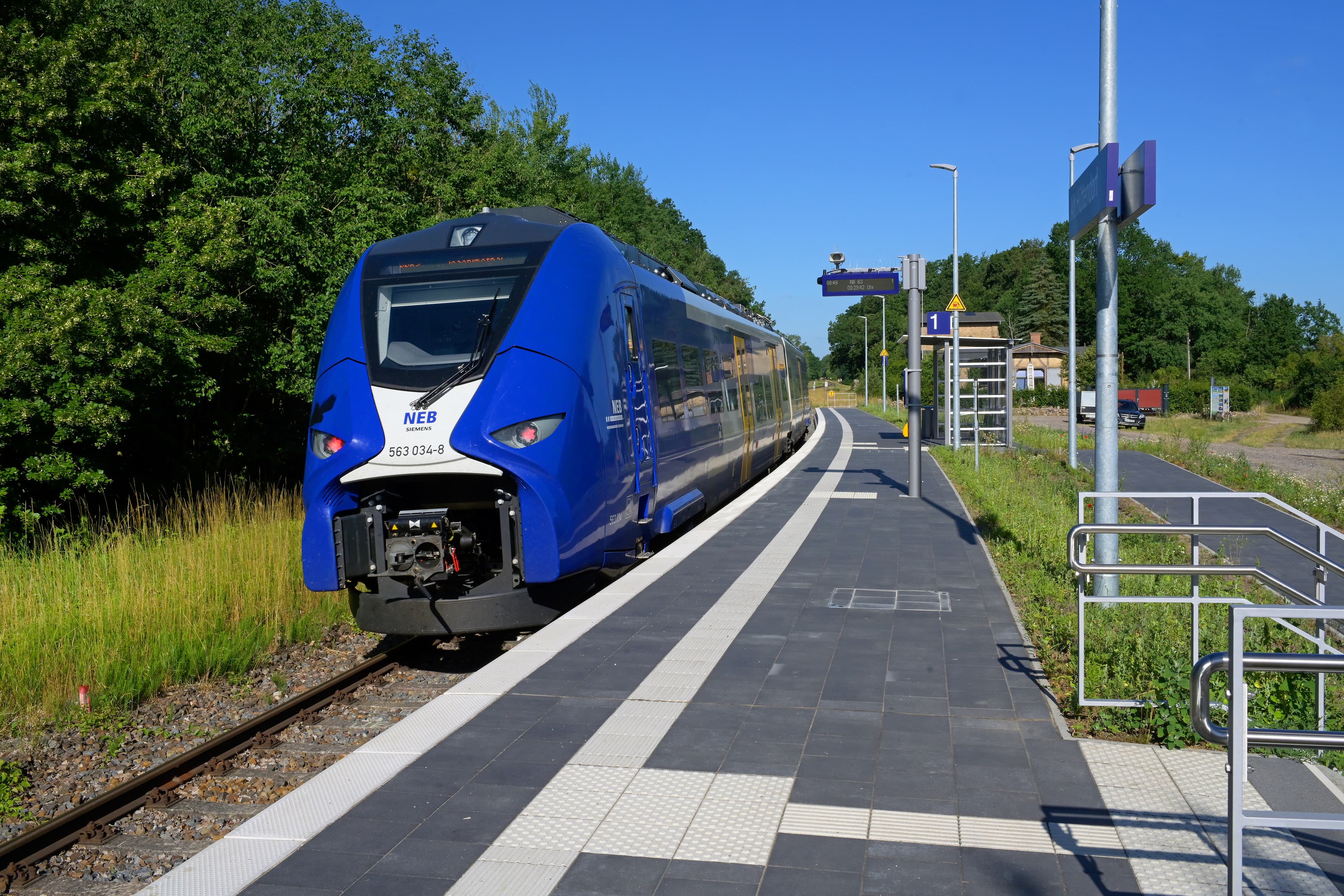 Blick auf einen eingefahrenen Zug am neuen Bahnsteig der Station Alt Hüttendorf.