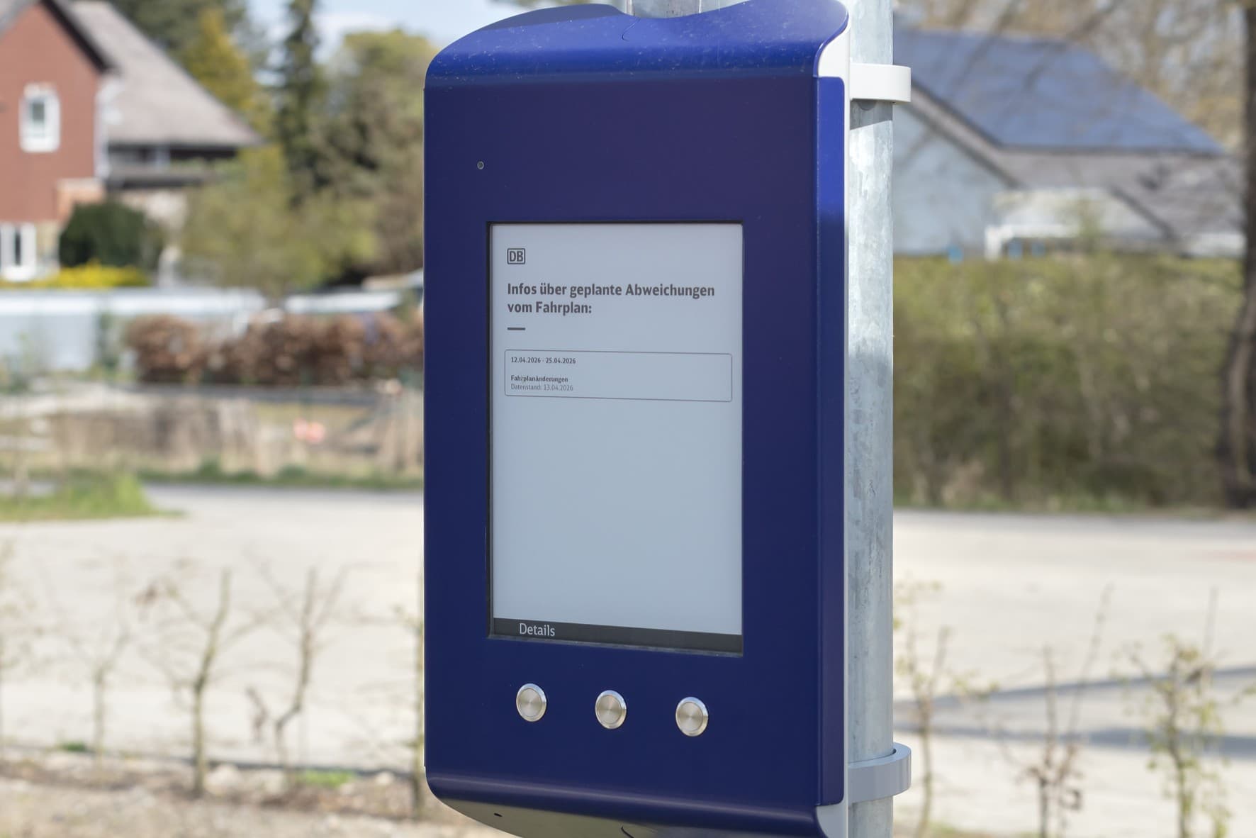 Nahaufnahme eines digitalen Baustellenaushangs.