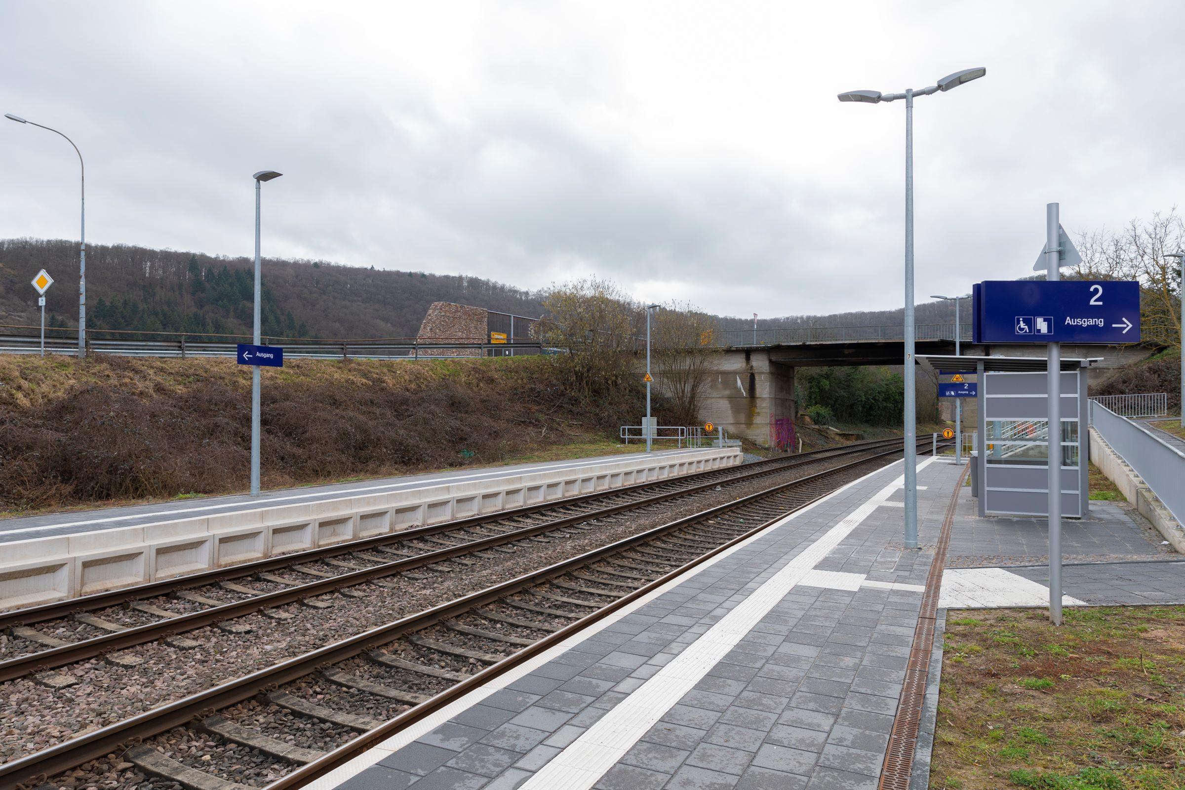 Die modernisierte Station Hochstetten (Nahe) mit ebenerdigen Bahnsteigen, neuen Wetterschutzhäuschen und einer neuen Beleuchtung.